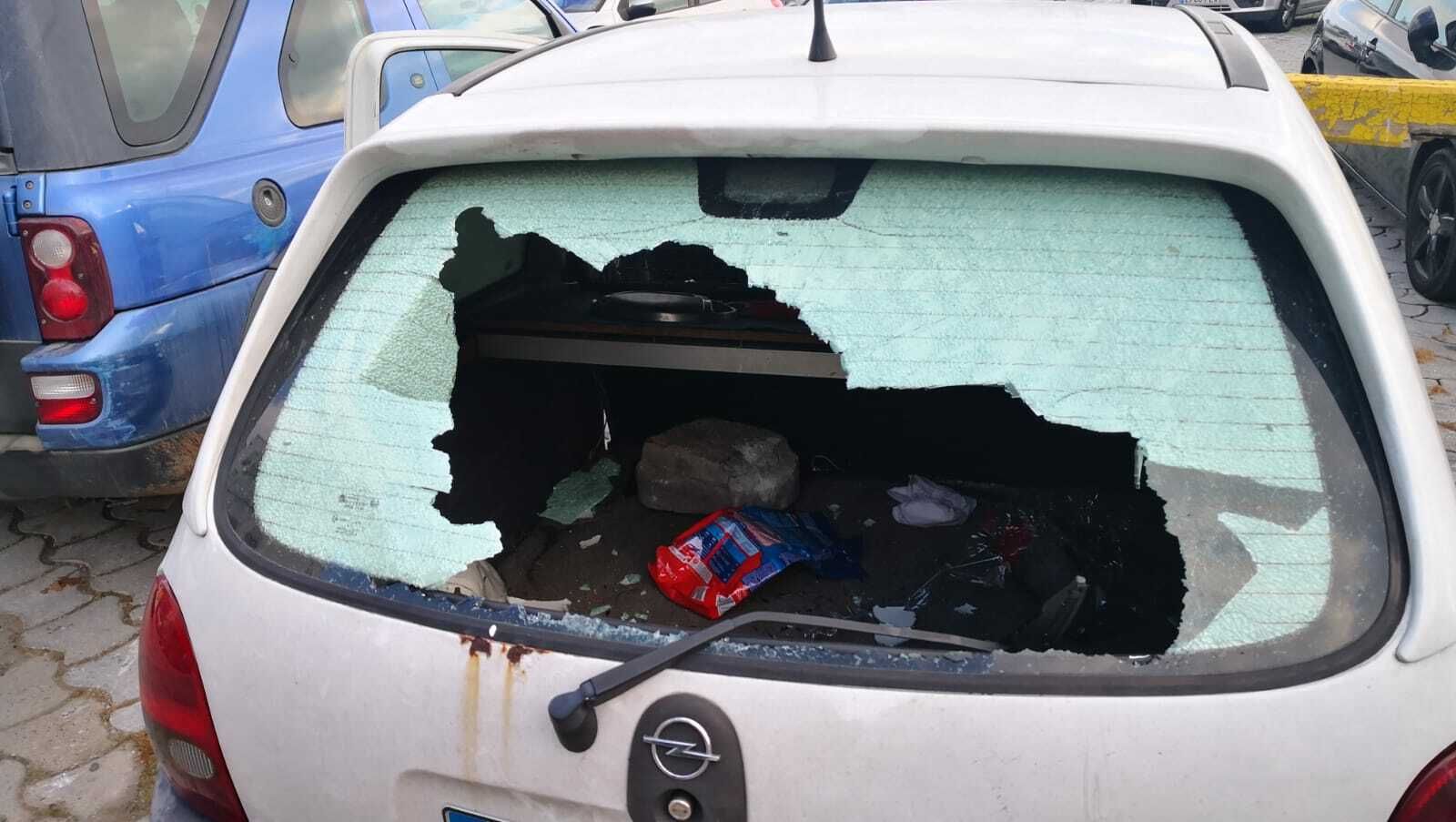 Uno de los vehículos que ha aparecido con la luna trasera fracturada