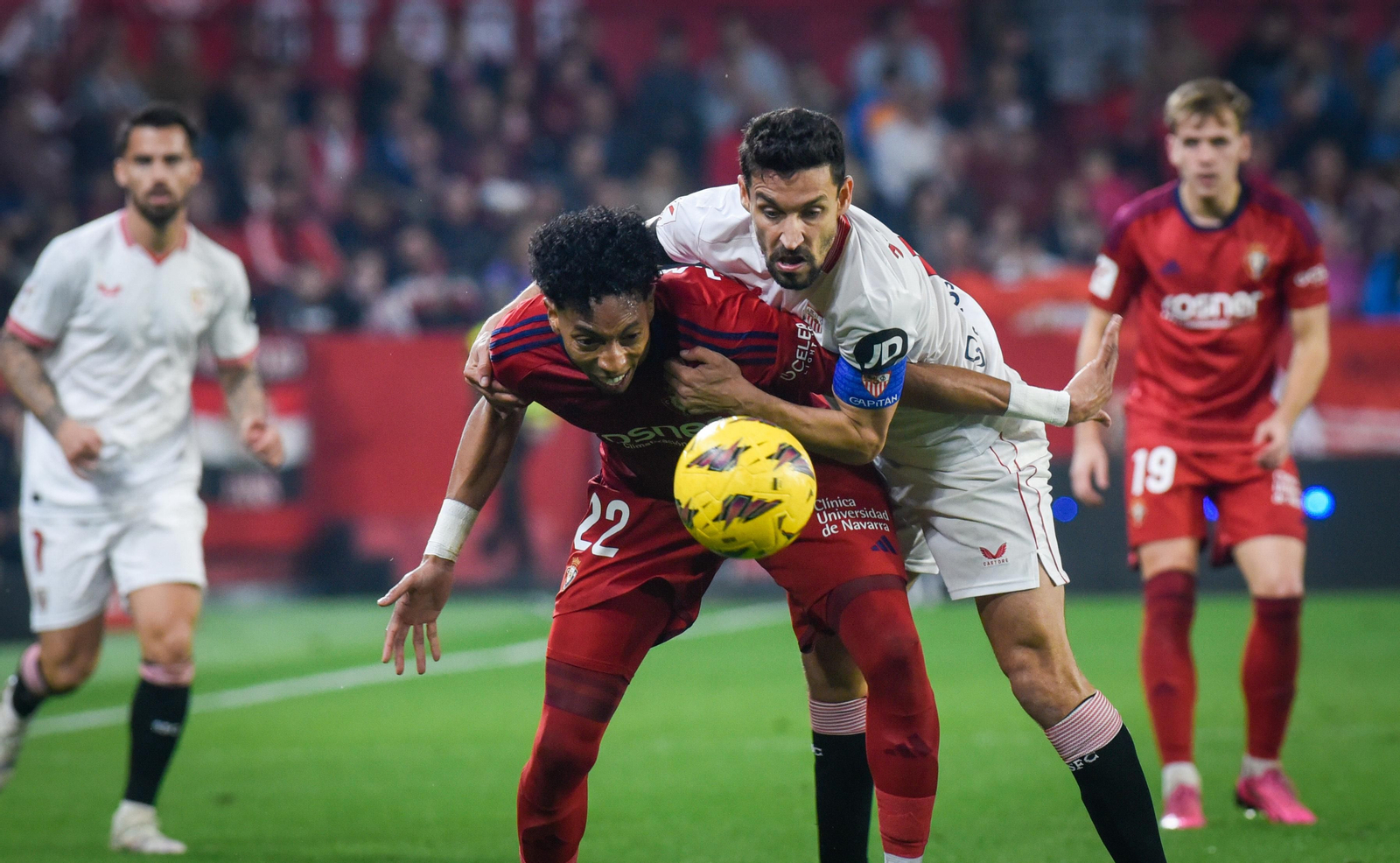 Jesús Navas hostiga a Mojica en el último Sevilla-Osasuna (1-1).