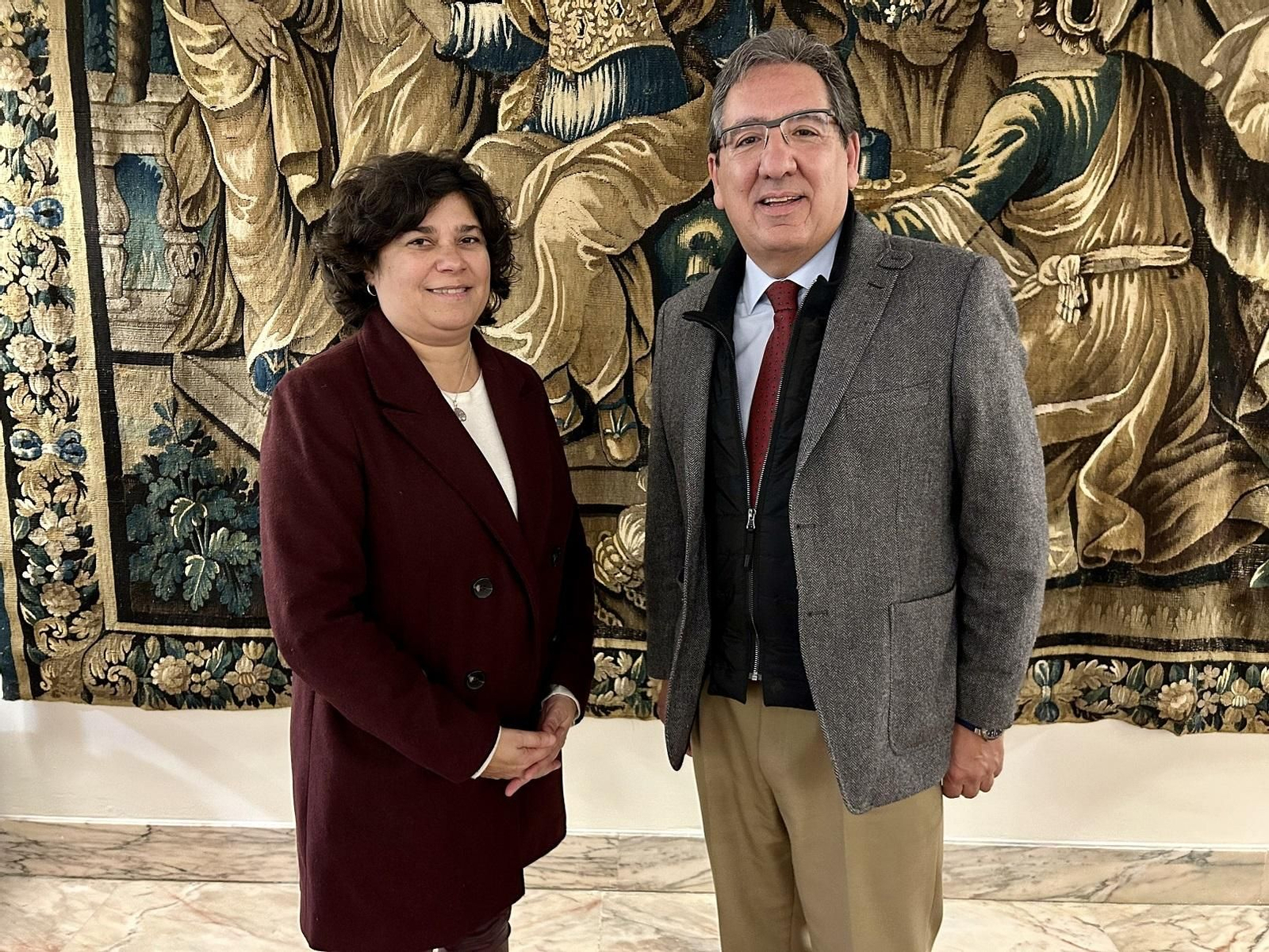 Carmen Álvarez y Antonio Pulido en la sede de la Fundación Cajasol en Sevilla.