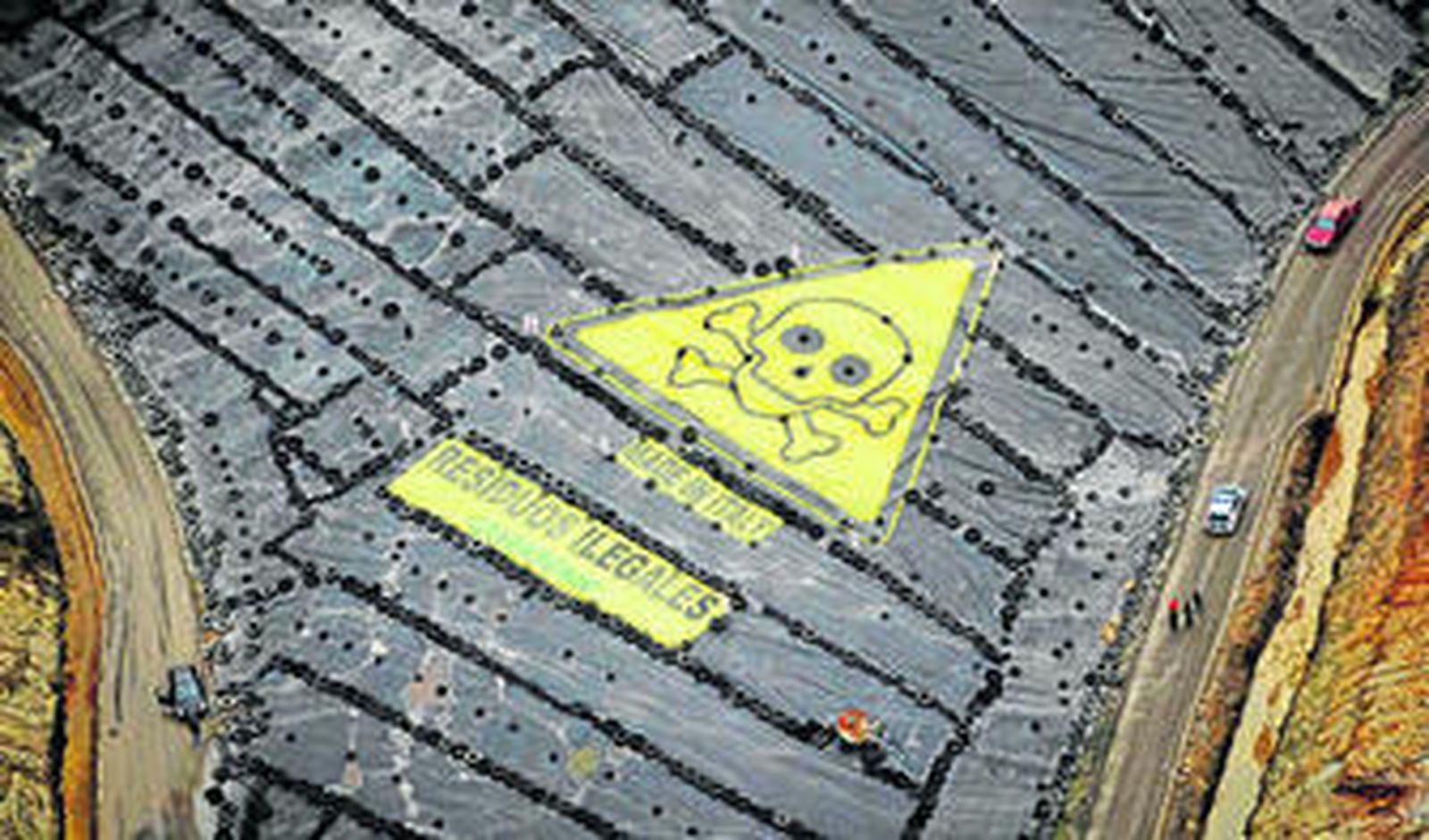 Señal de 400 metros cuadrados instalada ayer por sorpresa en el vertedero de Nerva.