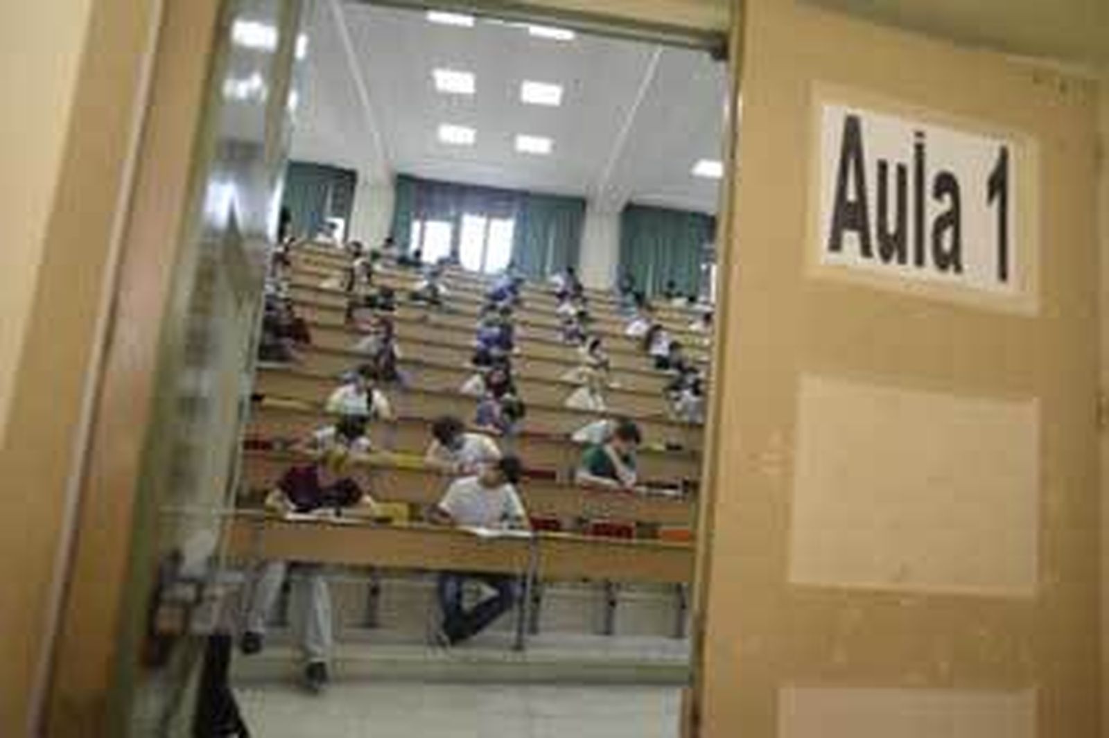 Estudiantes examinándose de Selectividad en la Universidad de Cádiz en una convocatoria pasada. /Joaquín Pino