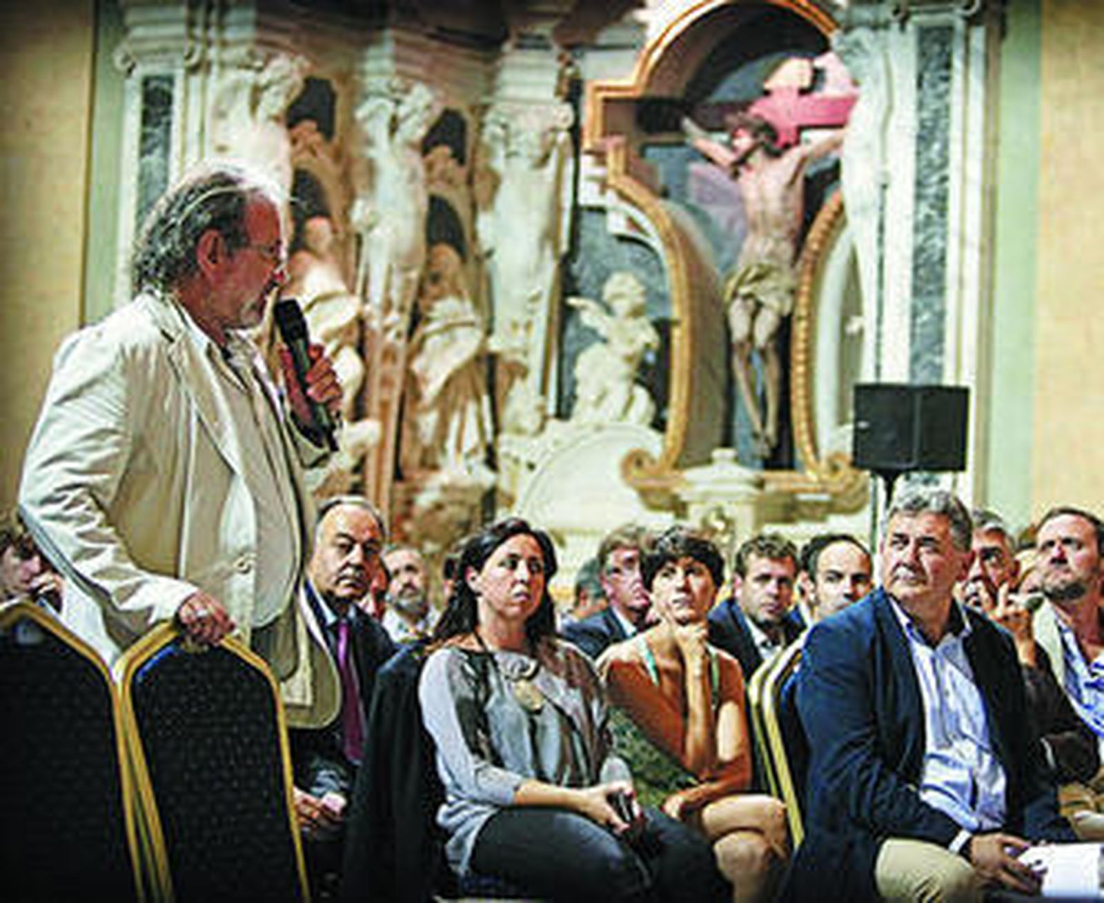 El público planteó varias preguntas a los ponentes.