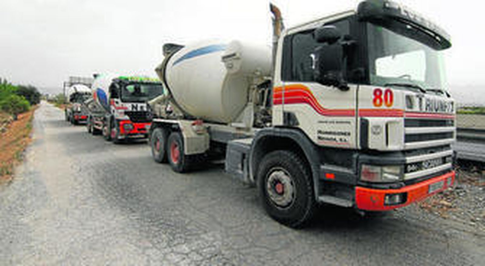 Los camiones permanecieron detenidos en la mañana de ayer.