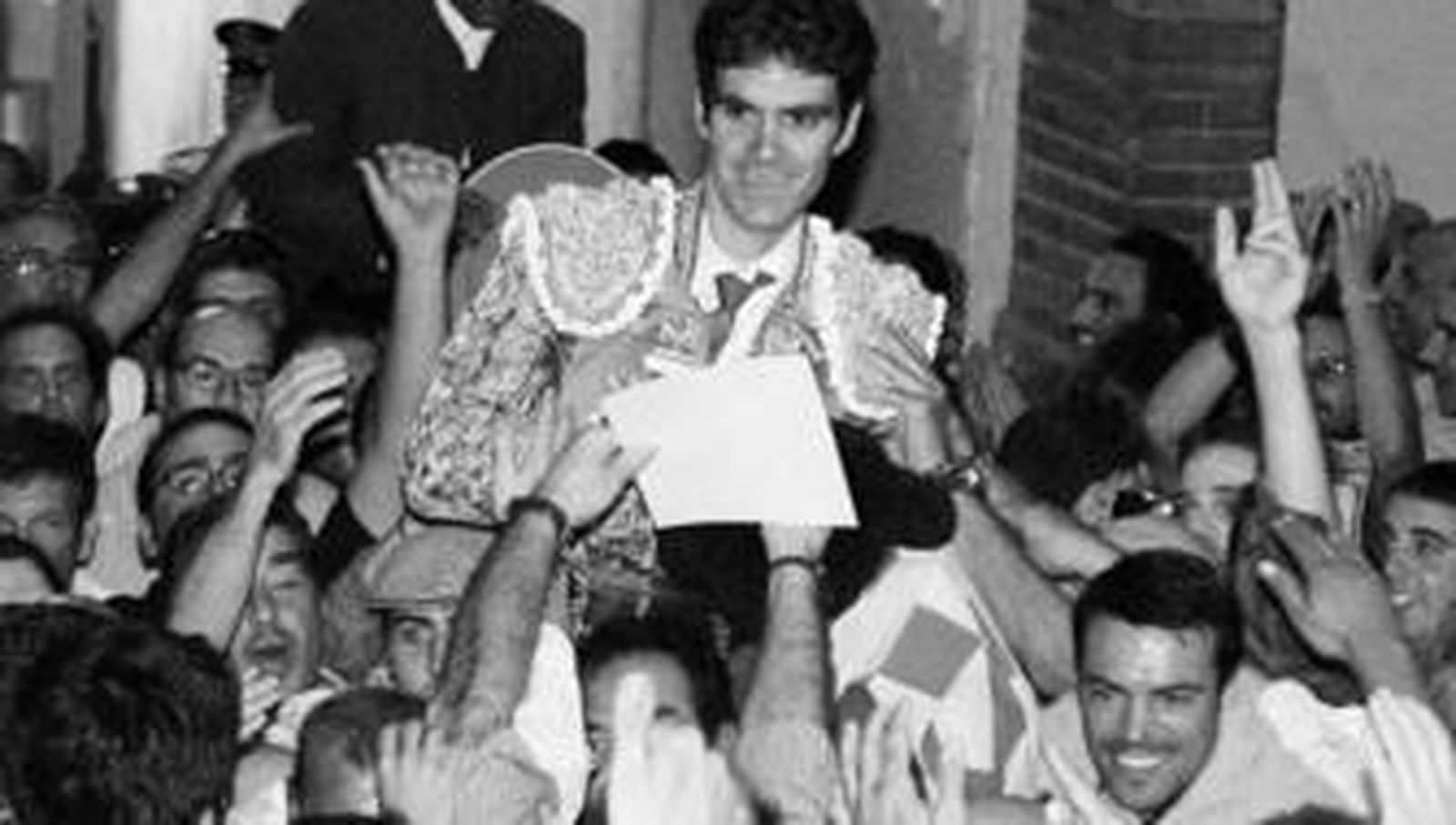 José Tomás, en su salida por la Puerta Grande de la Monumental de Barcelona.