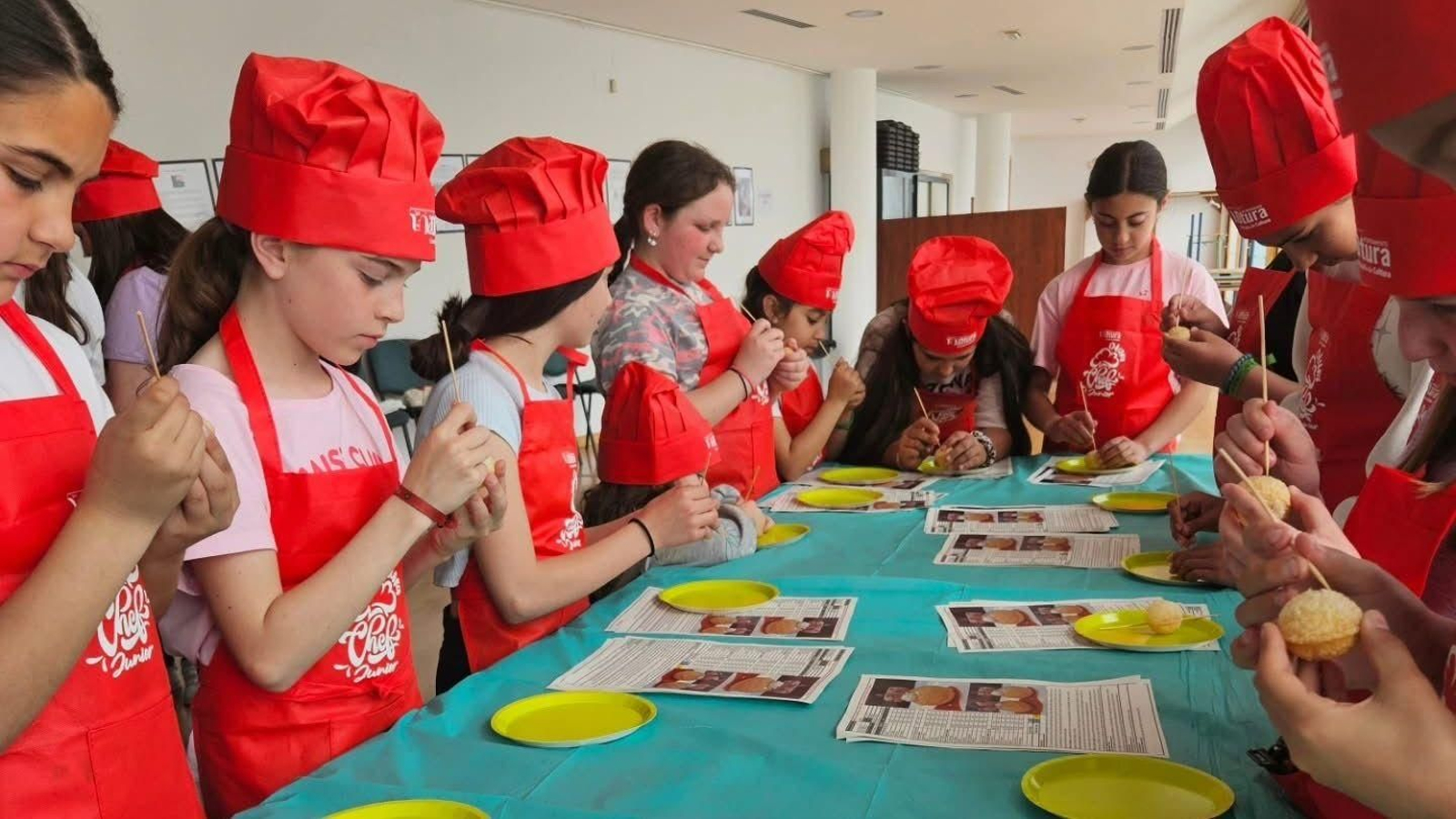 Escolares de Otura aprenden a cocinar en la segunda edición del ‘Otura Chef Junior’