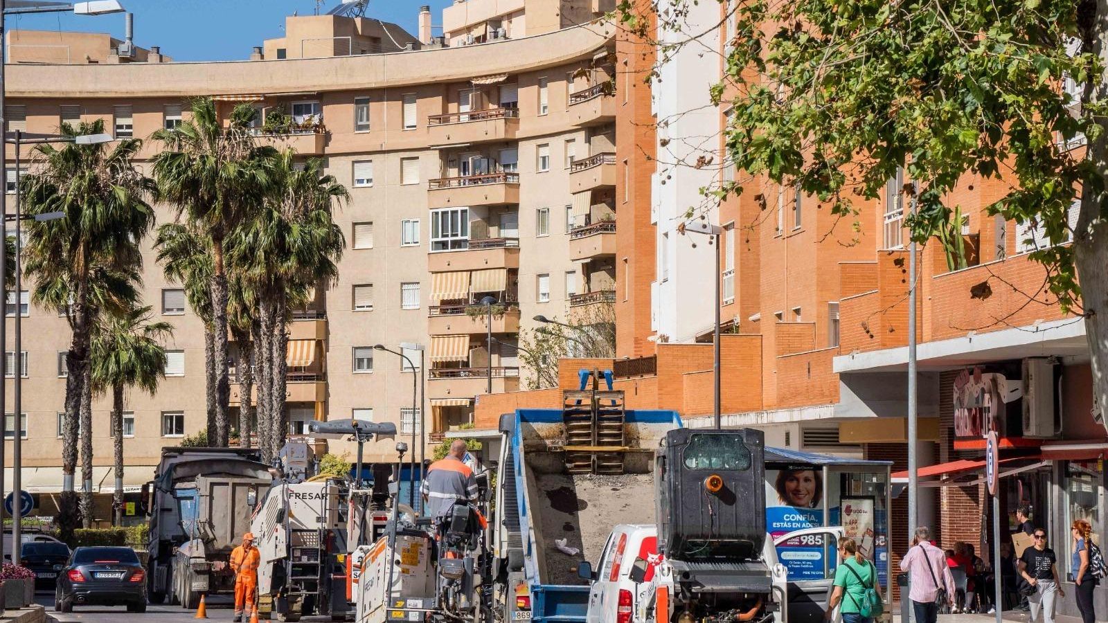 Trabajos de asfaltado en la avenida León Herrero y en el entorno del Parque en San Fernando.
