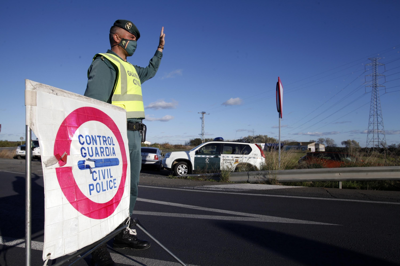 Controles de la Guardia Civil en los accesos a la costa de Huelva