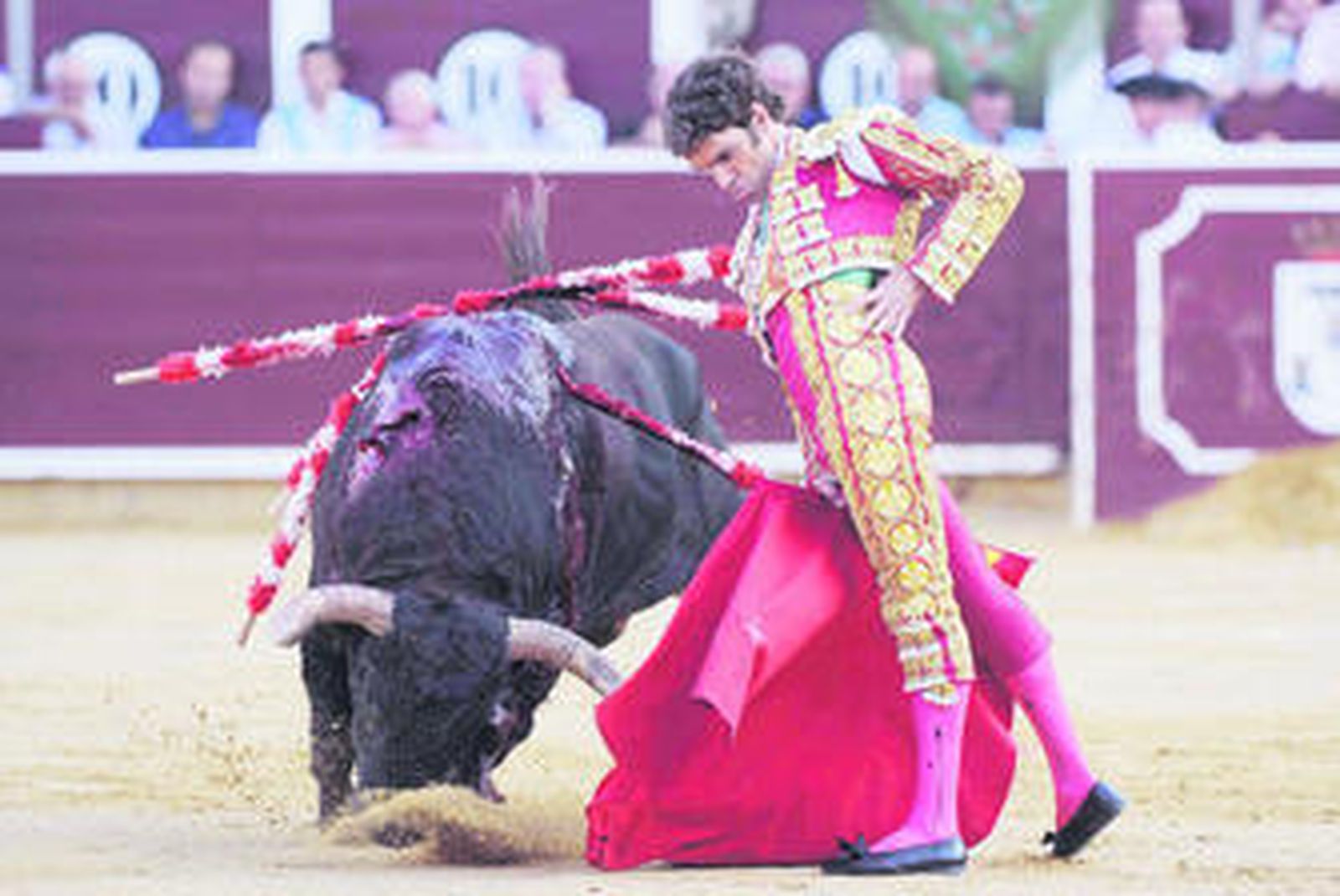 José Tomás, en una trincherilla a su primer toro.