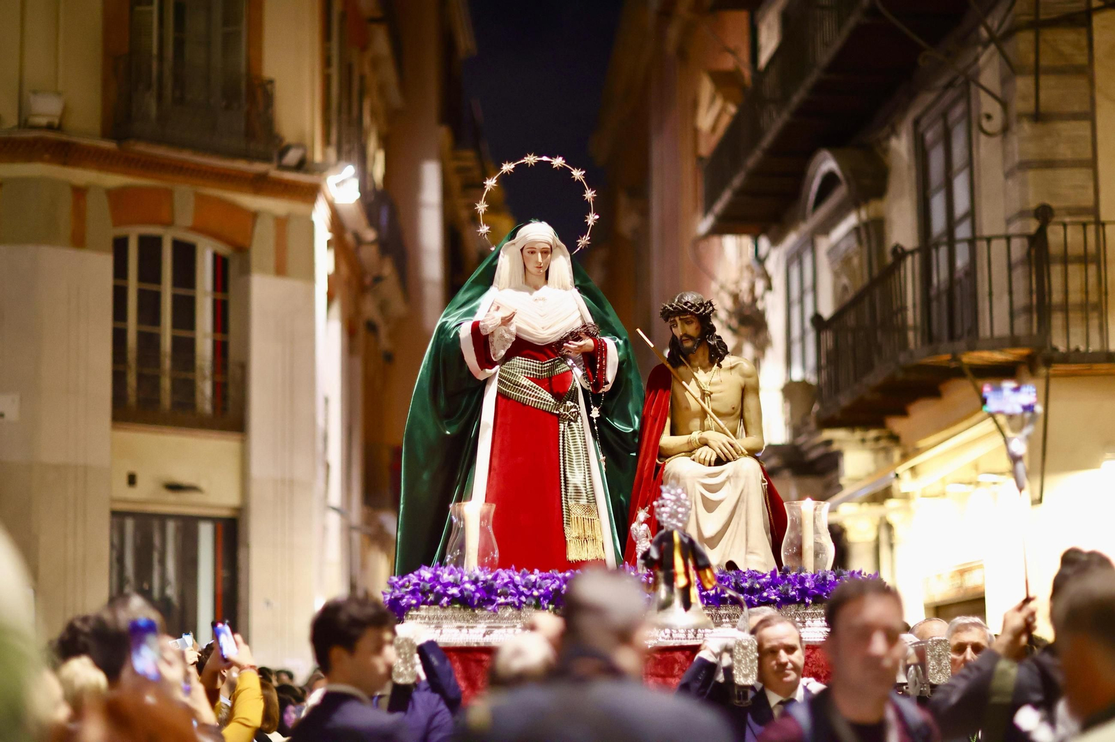 El traslado de Jesús Coronado de Espinas y María Santísima de Gracia y Esperanza, de la Cofradía de Estudiantes.