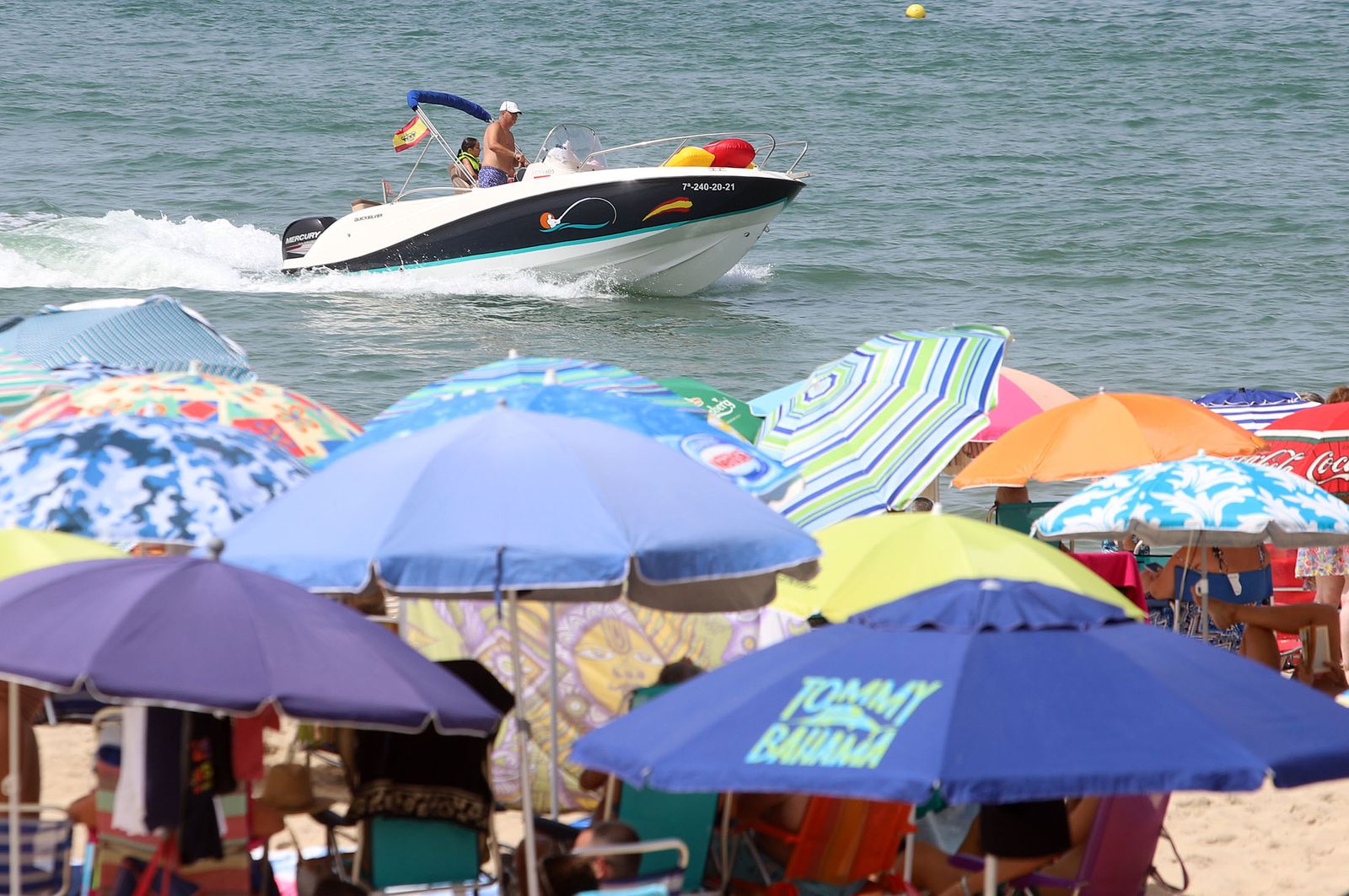 Imágenes del caluroso fin de semana en las playas de Huelva