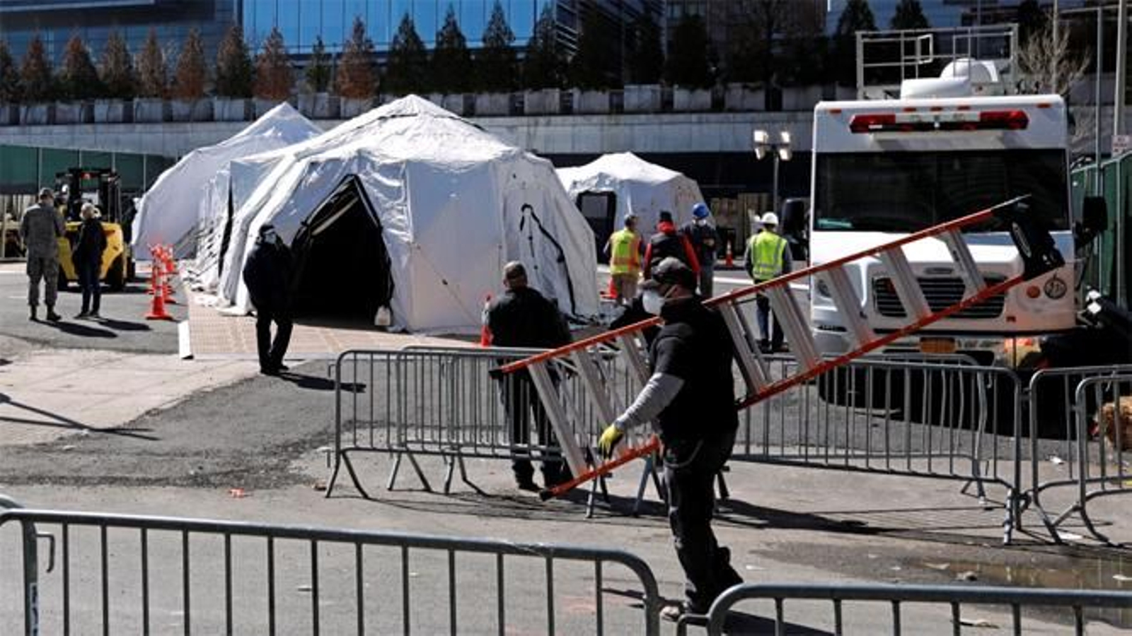 Trabajadores construyen un depósito de cadáveres de emergencia junto al Hospital Bellevue de Nueva York. Trabajadores construyen un depósito de cadáveres de emergencia junto al Hospital Bellevue de Nueva York.