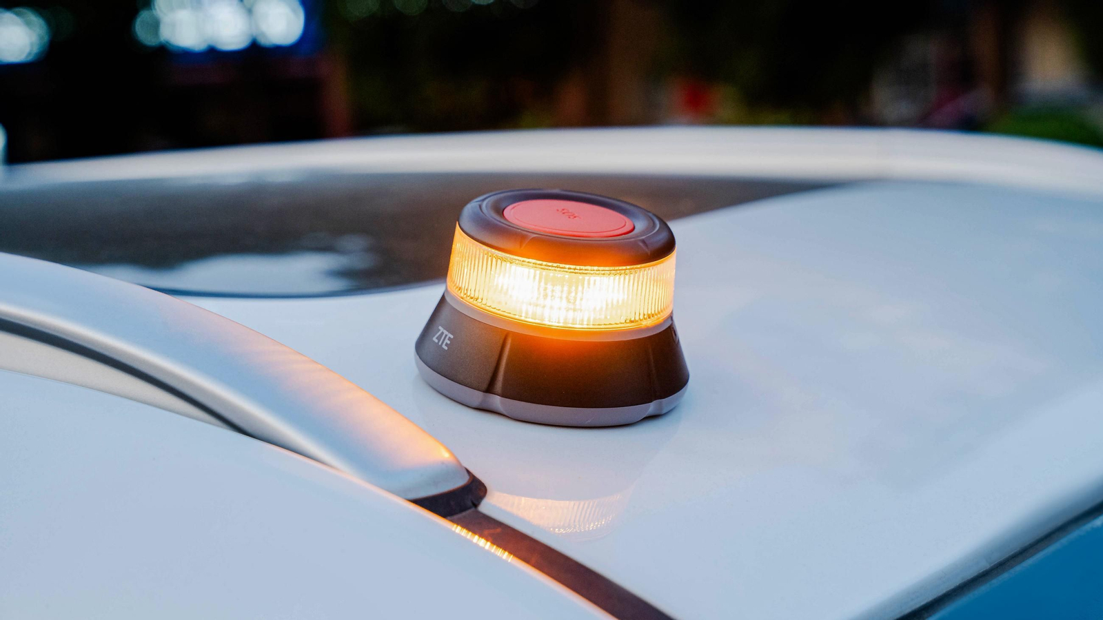 La luz V16 no avisa a los servicios de emergencia ni de auxilio en carretera al activarse.