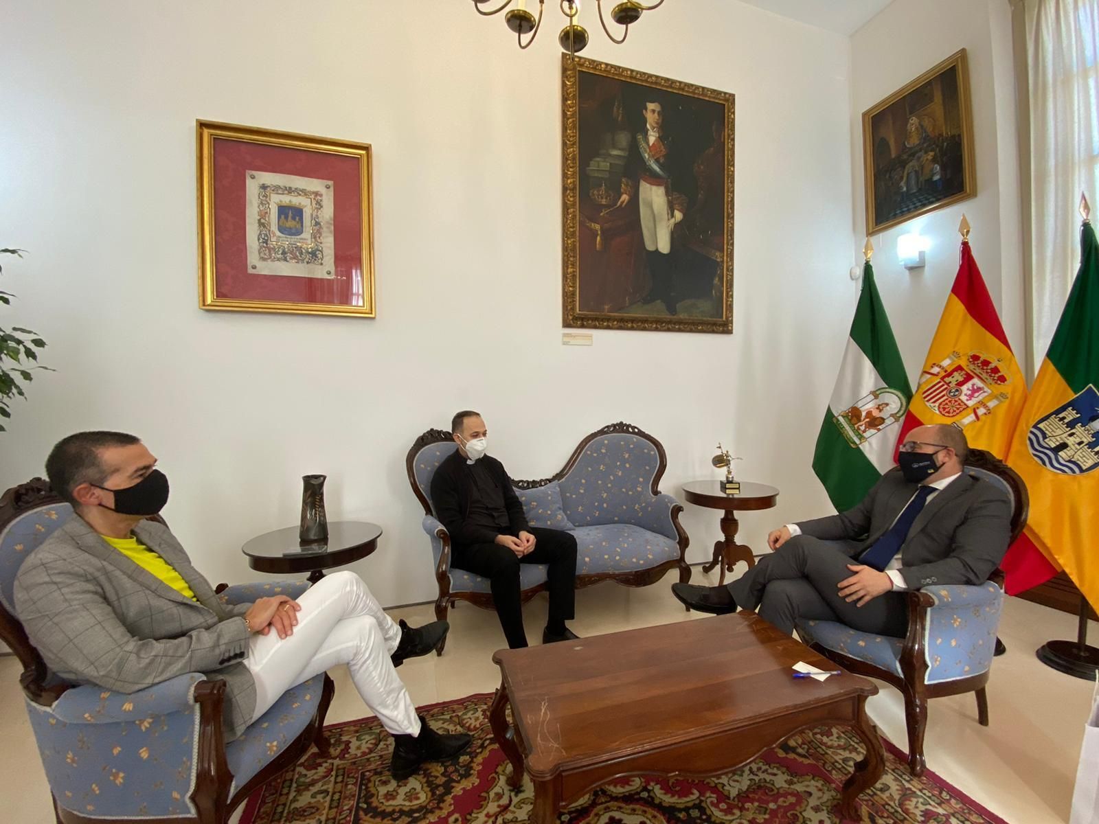 El alcalde, con el nuevo párroco de la Basílica Menor de Nuestra Señora de Los Milagros.