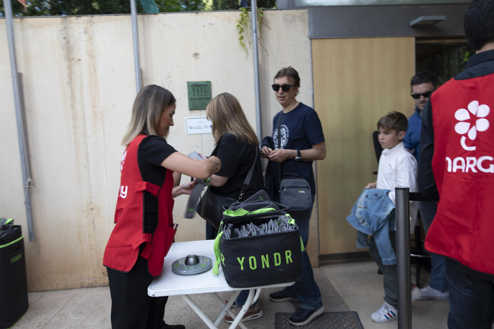 Ambiente festivo antes del concierto de Bob Dylan en Granada, en imágenes