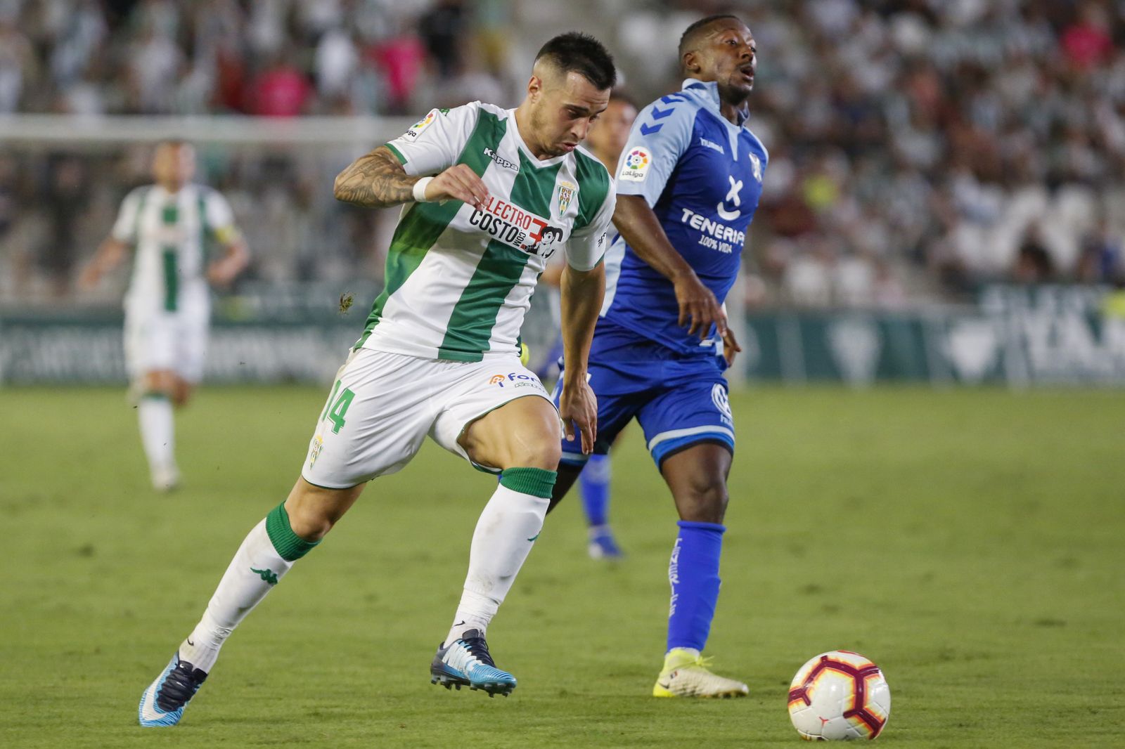 Jaime Romero trata de marcharse de Camille, en la visita del Tenerife a El Arcángel.