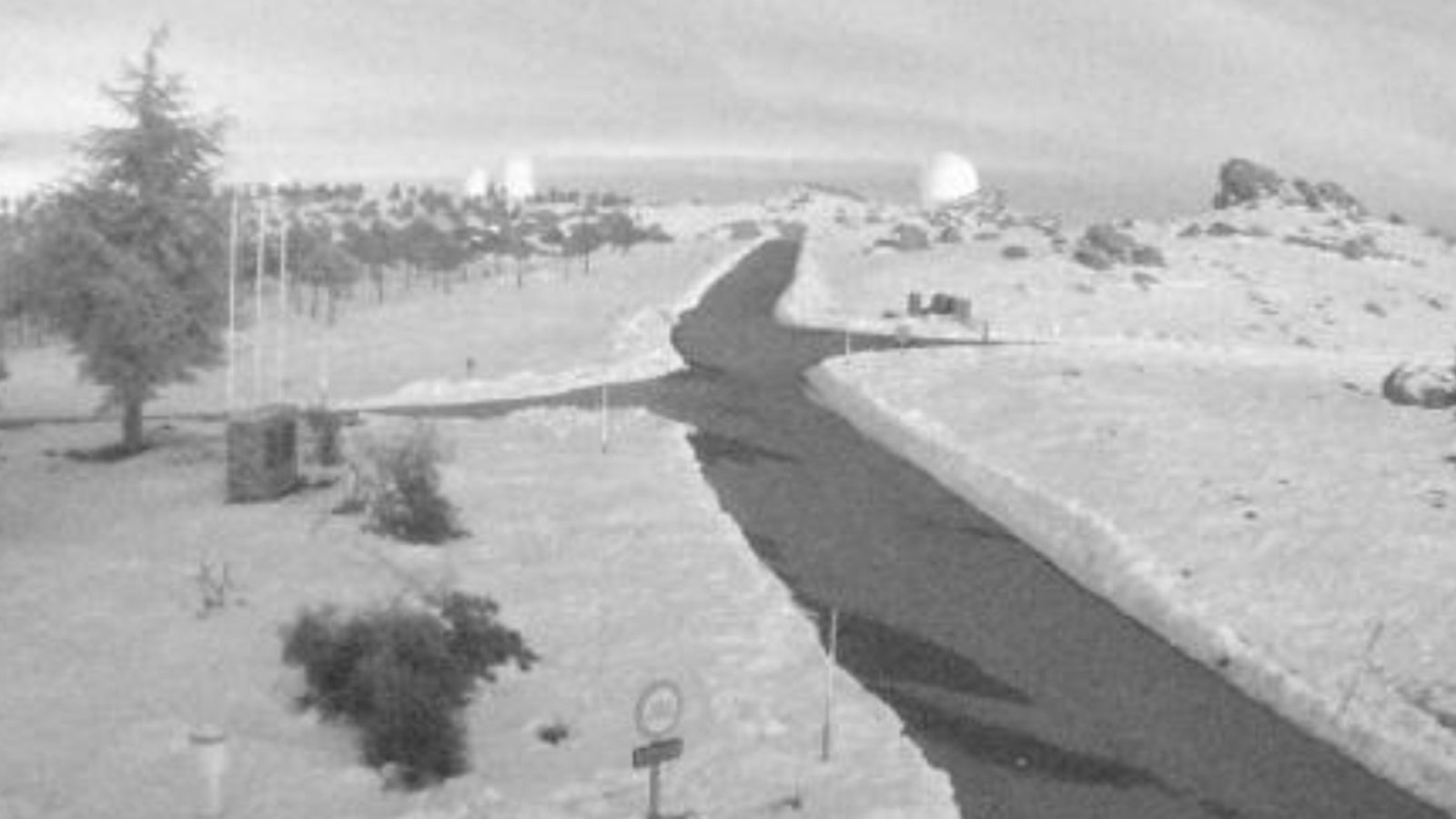 Nieve en Calar Alto ese martes a las 19:00 horas, en una imagen de las cámaras del observatorio.