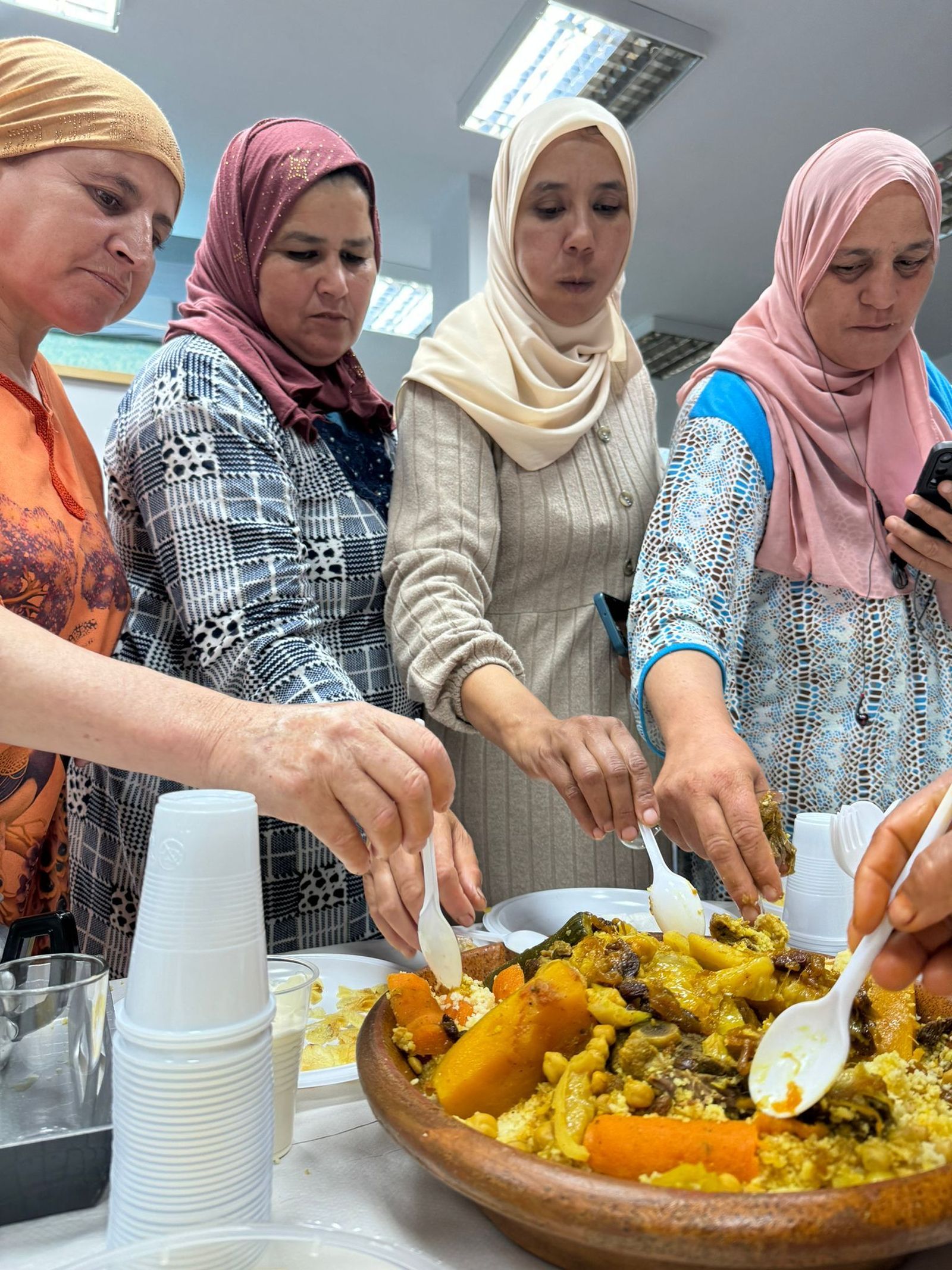 Algunas de las trabajadoras probando los platos de la cena intercultural en la Residencia Tariquejo.