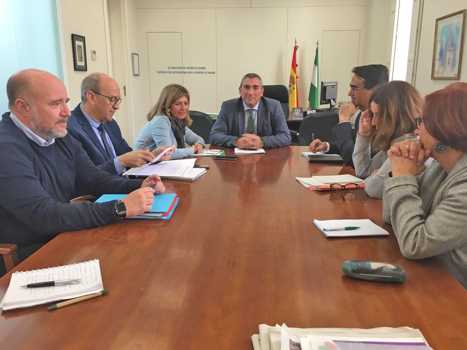 Un momento del encuentro celebrado ayer por parte de la Junta con miembros de la Flampa y Ustea.