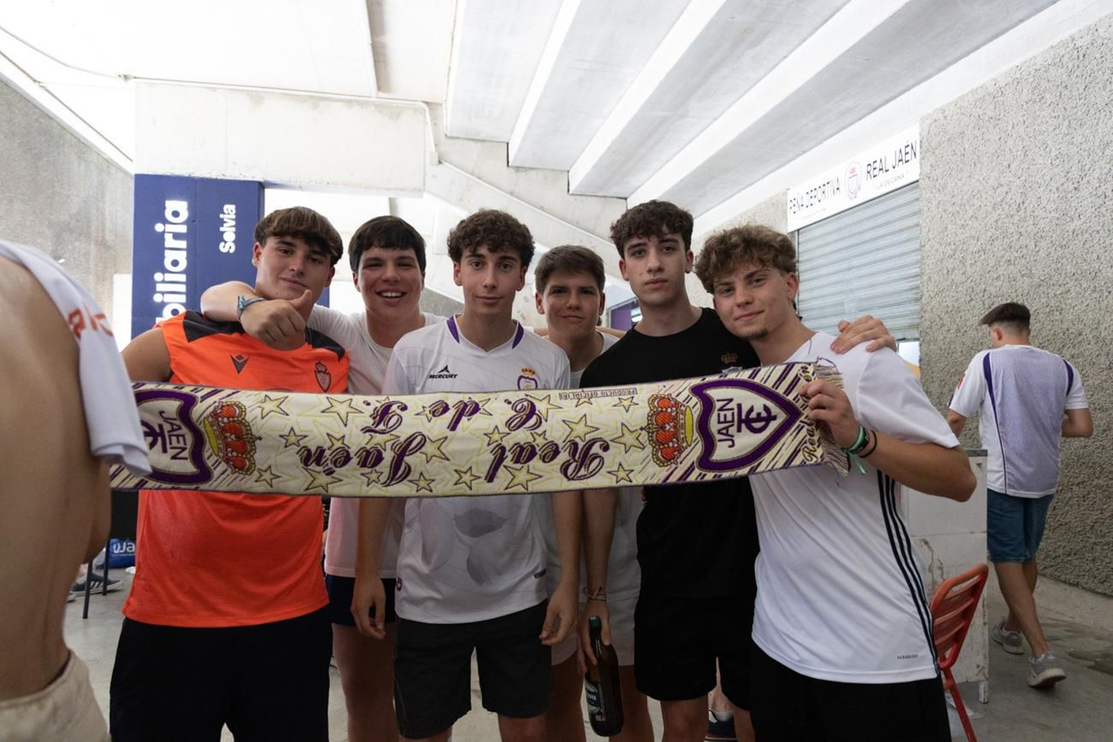 El épico recibimiento de la afición lagarta al Real Jaén, en imágenes