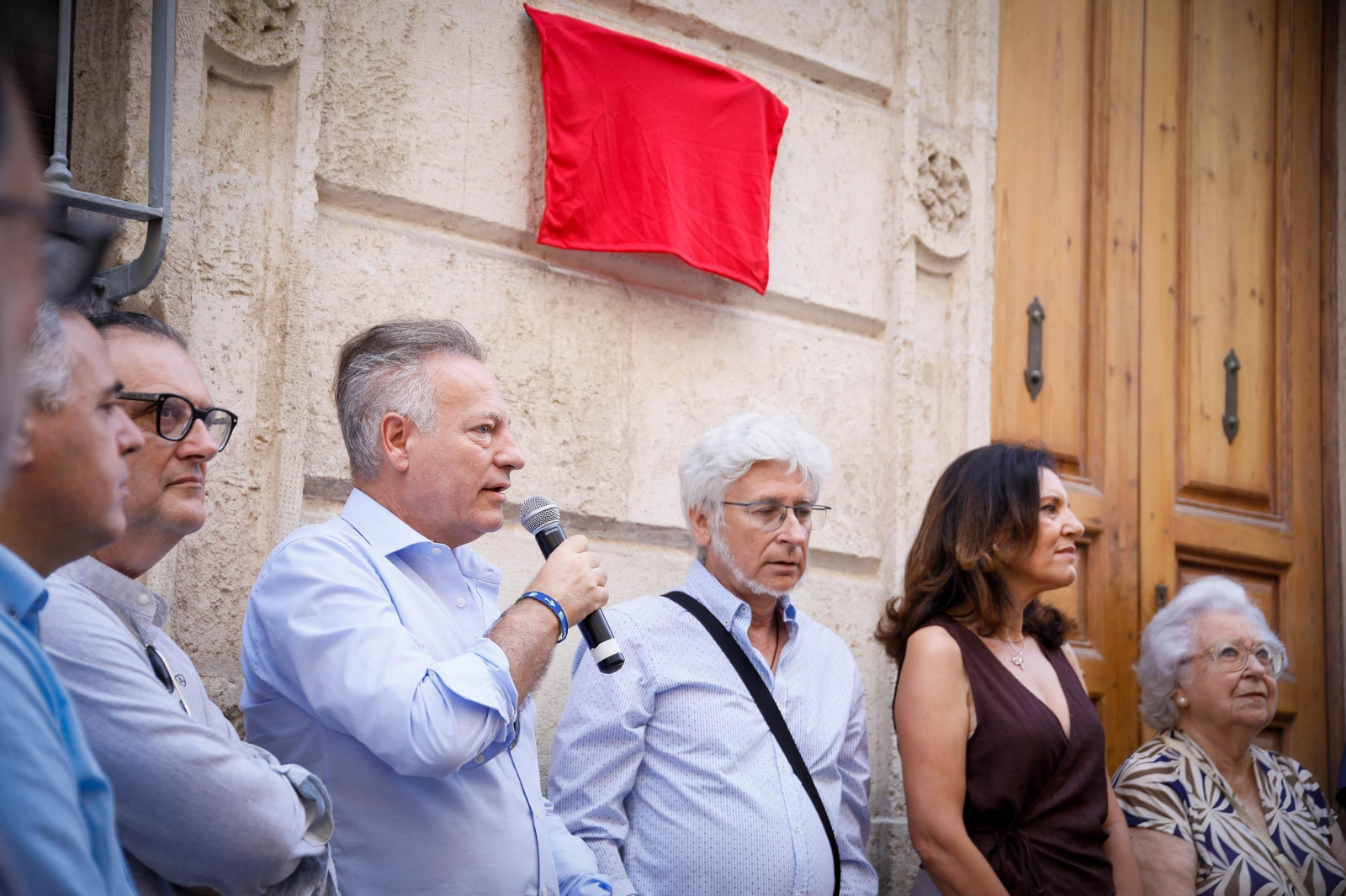 La Asociación de Vecinos del Casco Histórico inaugura una placa en homenaje al periodista Juan Martínez Martín 'Volapié'