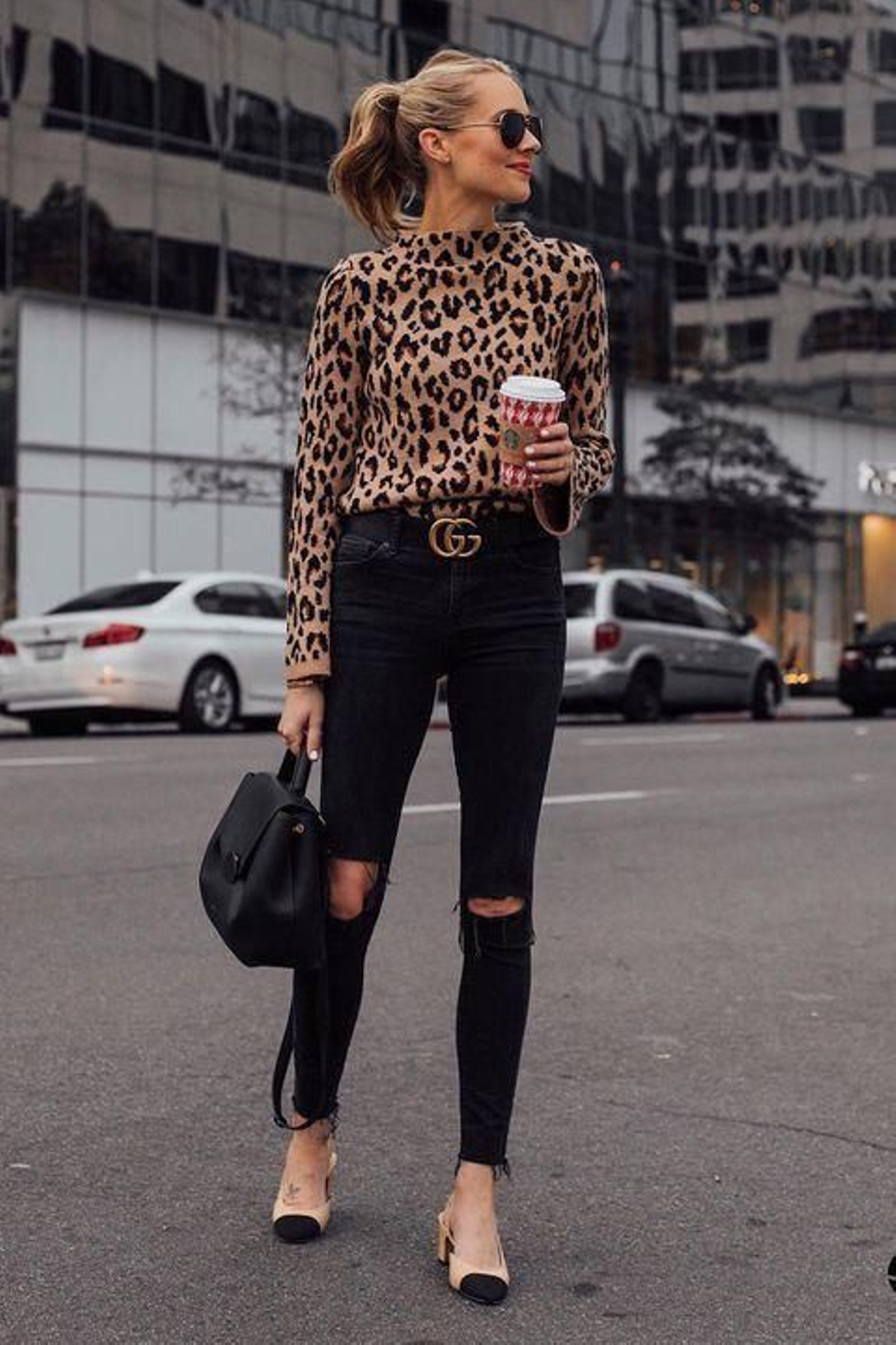Look con jersey en animal print y pantalones negros.