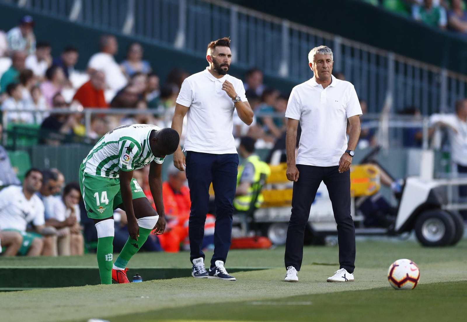 Éder Sarabia, entre Carvalho y Quique Setién.