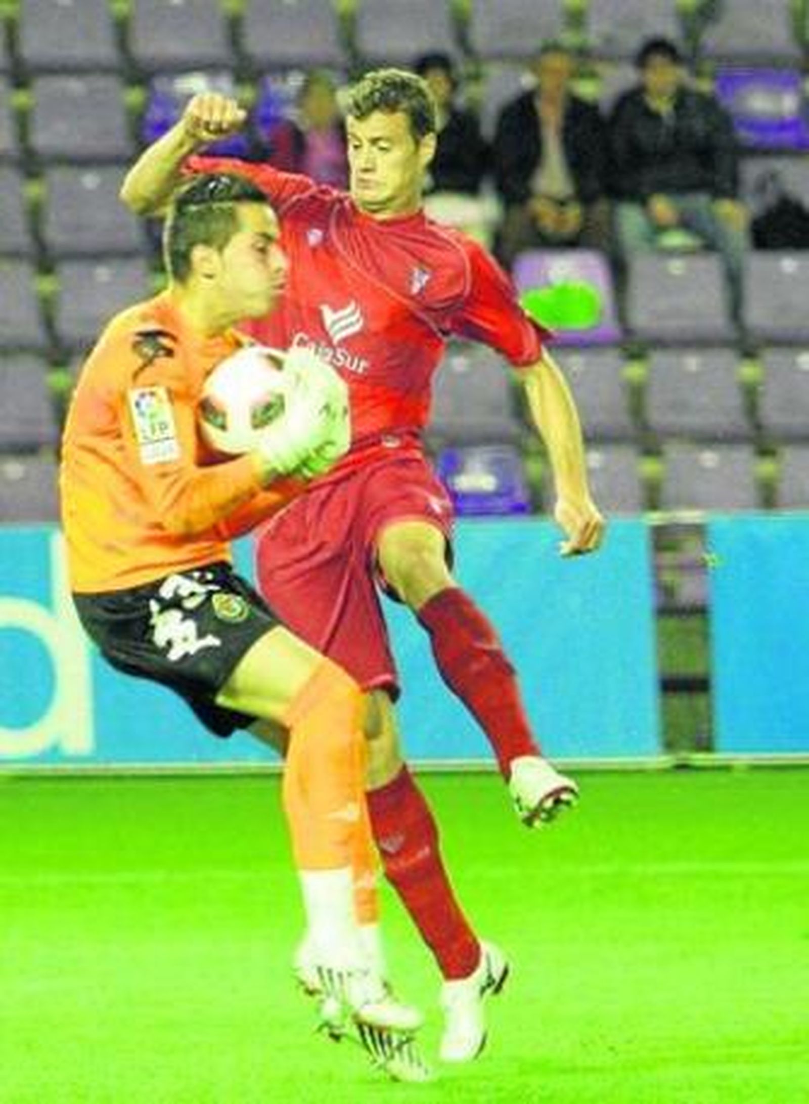 El cancerbero del Valladolid, Javi Jiménez, atrapa el balón ante la llegada de Oriol Riera.