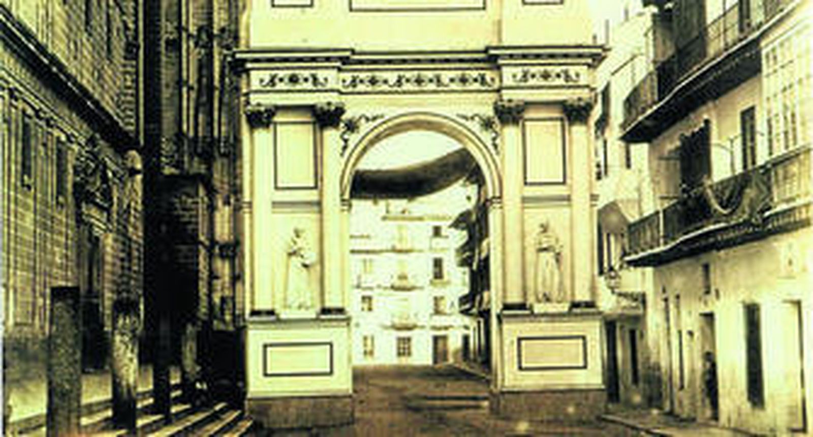 Imagen del arco levantado junto a la catedral de Sevilla.