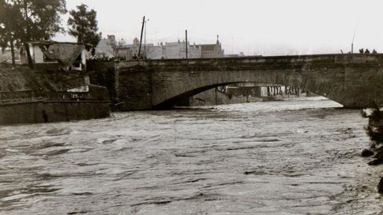 Al filo del mediodía el cauce del río comenzó a traer más agua de la habitual y, pasadas la dos de la tarde, se desbordó.