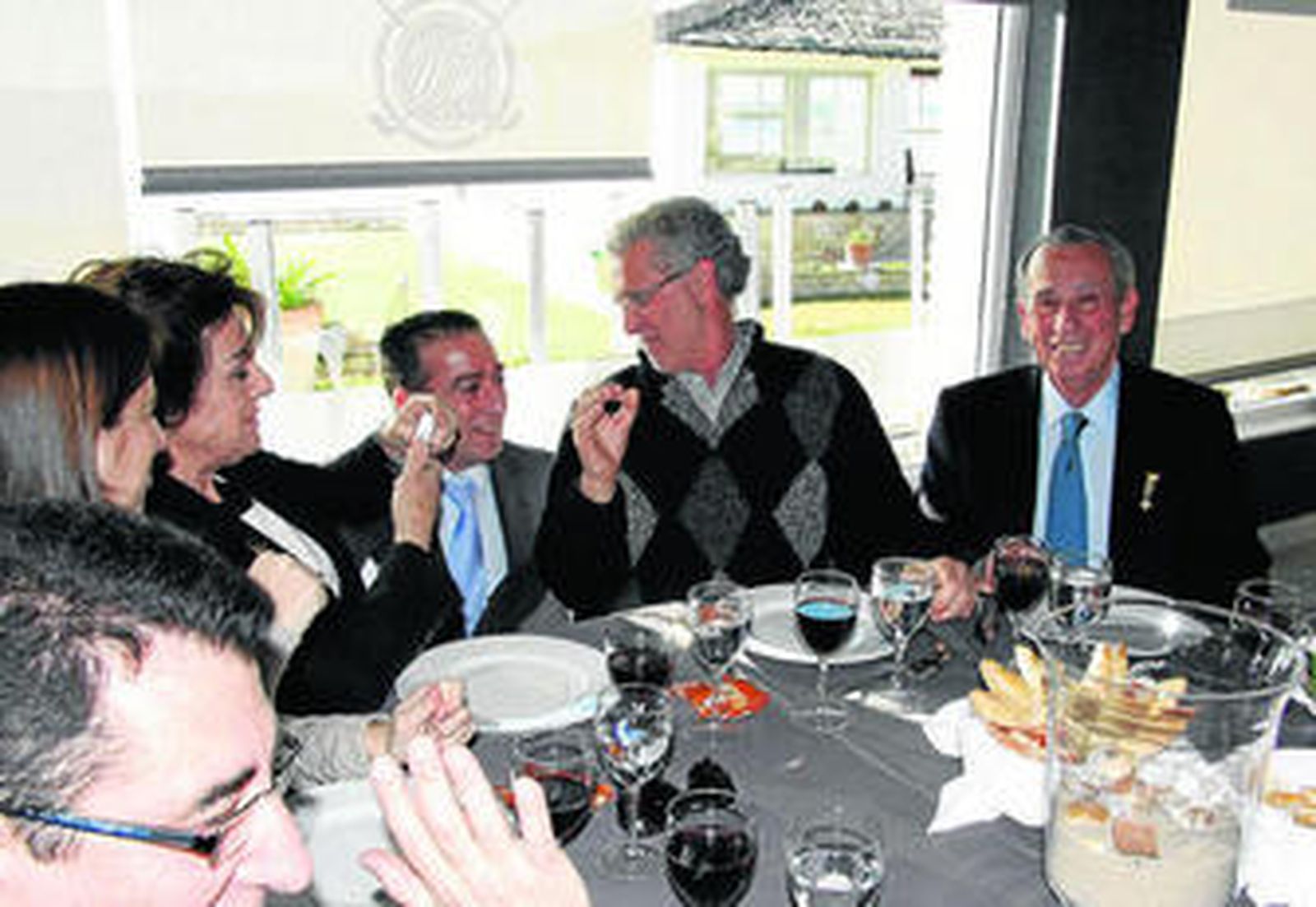 Carmelo Delfín, a la derecha de la imagen, junto a su mujer y su hijo  y algunos compañeros y amigos.