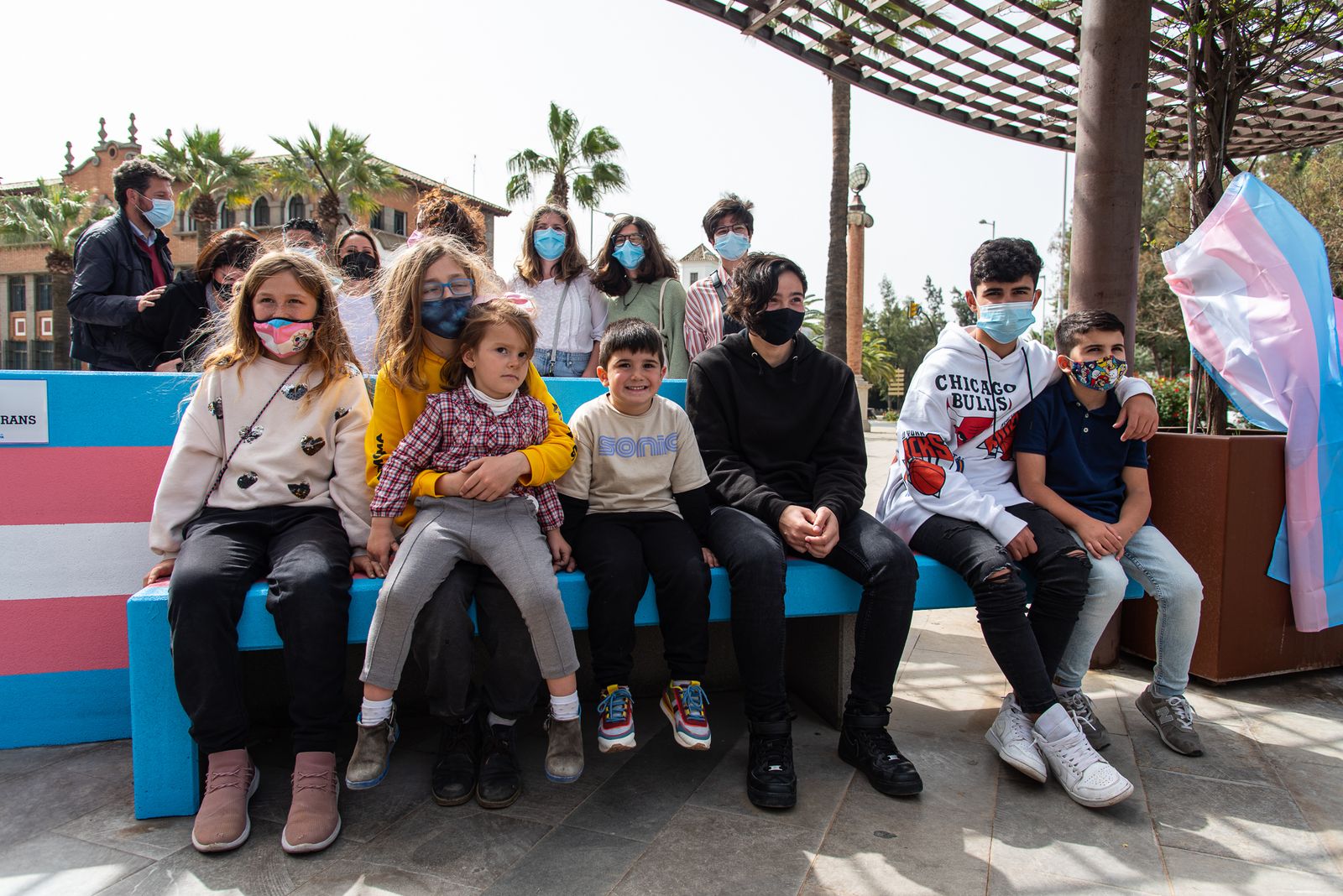 Imágenes de la inauguración del banco trans en Huelva