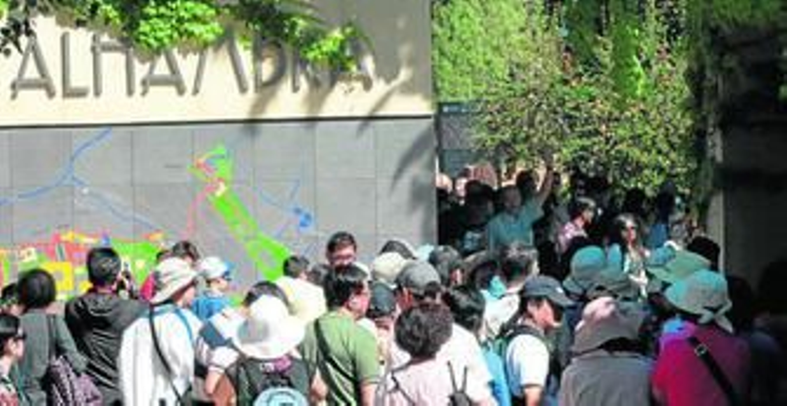 Los turistas guardan cola en las entradas a la Alhambra.
