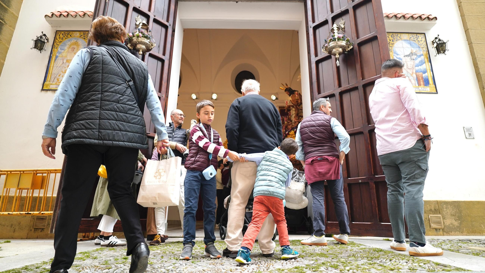 Preparativos de la Hermandad de la Columna de Algeciras ante el Lunes Santo, en imágenes