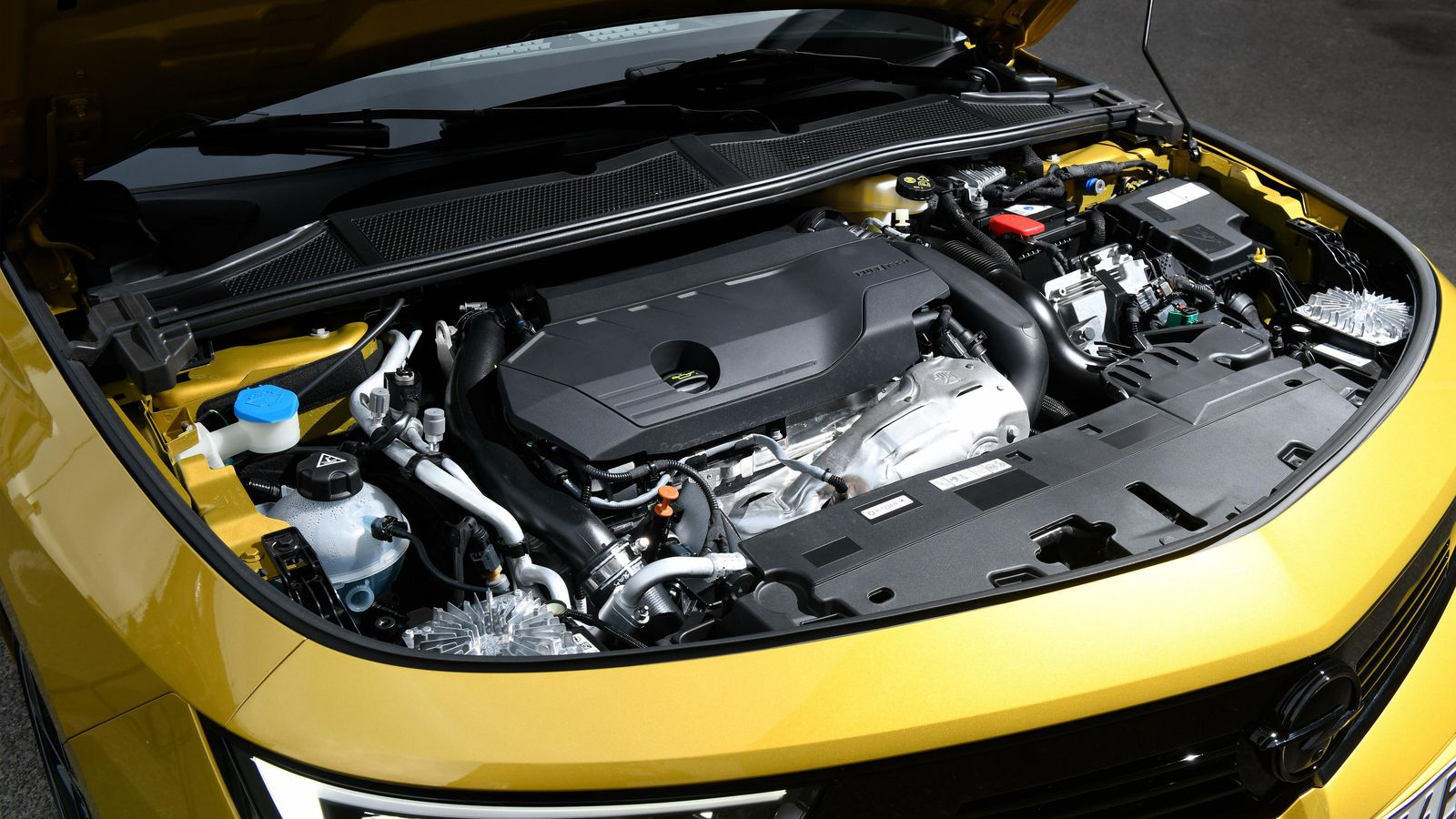 El motor de 110 CV es casi puramente testimonial: sólo se asociará a un nivel de acabado, el más básico, y una caja de cambios. Son los de 130 CV y especialmente el 1.2T, además del híbrido de menor potencia, sobre los que gravitarán las ventas.