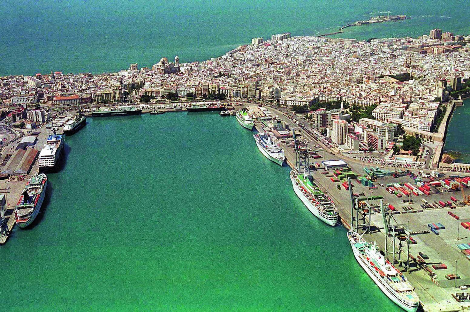 Teófila Martínez: “No sólo se trata de ser el puerto más grande sino el más eficaz”