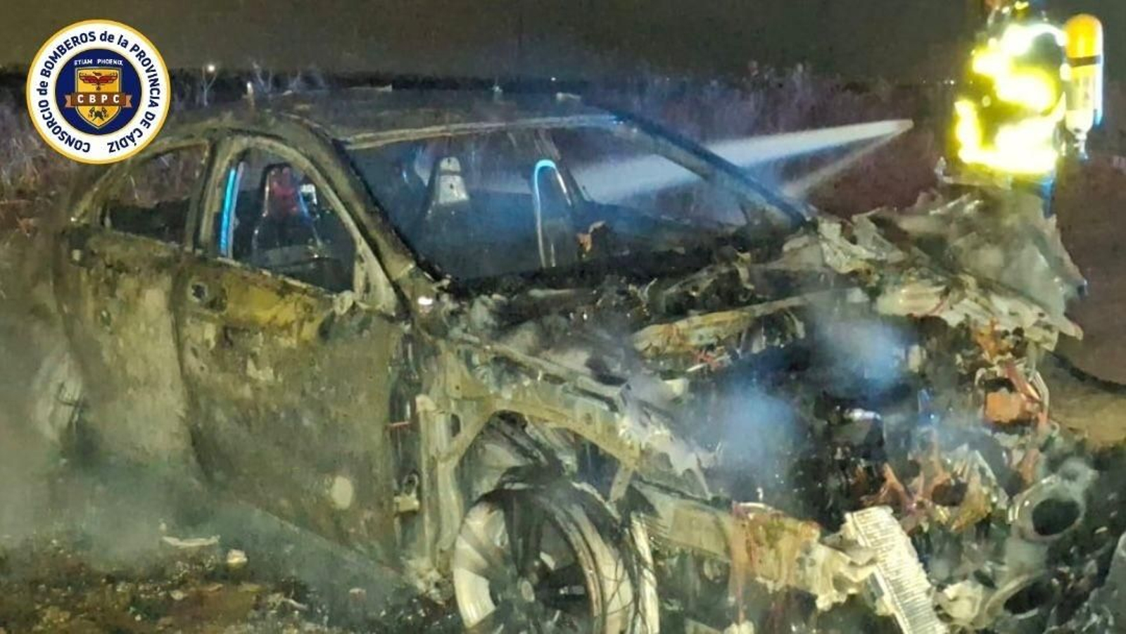 Vehículo incendiado en San Fernando, en una imagen de los bomberos