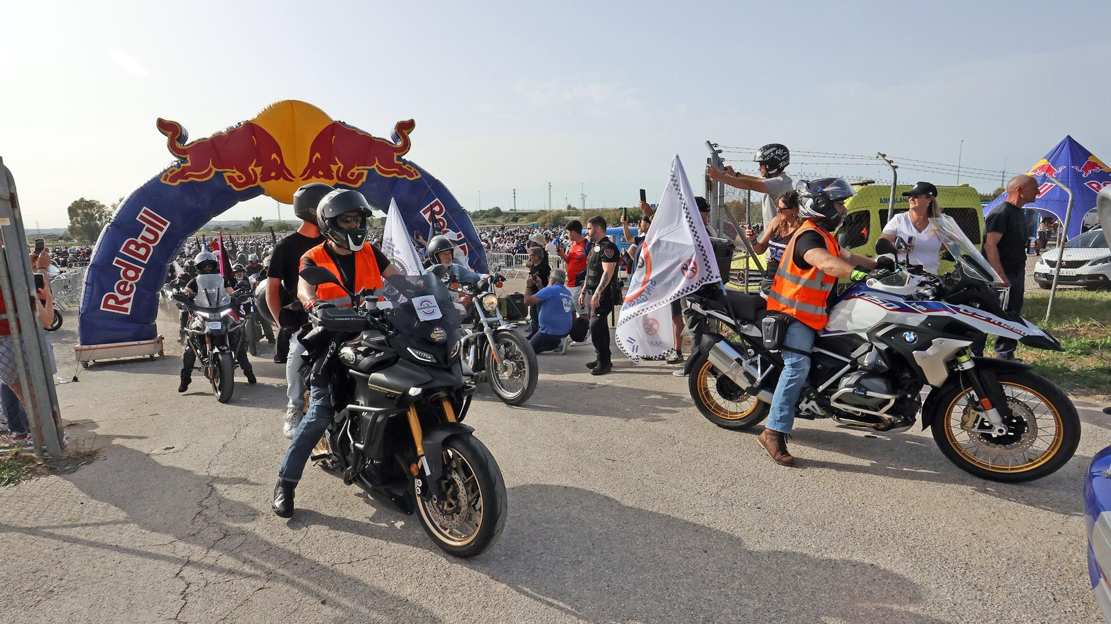 Salida de la caravana motera desde el Circuito de Jerez - Ángel Nieto Salida de la caravana motera desde el Circuito de Jerez - Ángel Nieto