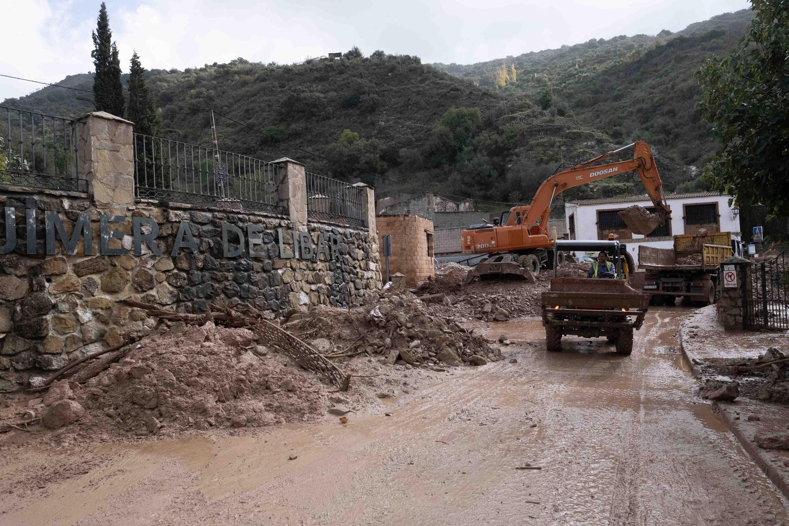 Riada de lodo y piedras en Jimera de Líbar, en fotos