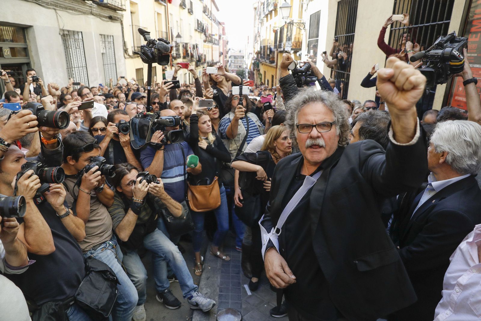 Joan Tardá, ayer en Madrid, ante una nube de fotógrafos.