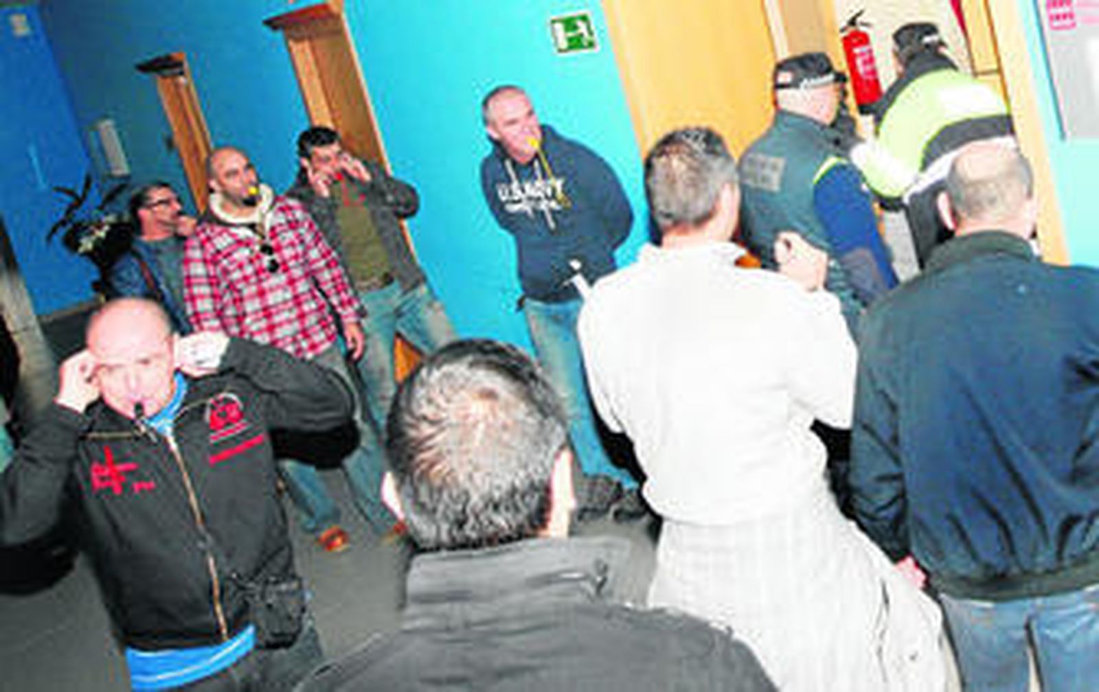 Policías locales, ayer a las puertas del despacho de la alcaldesa.