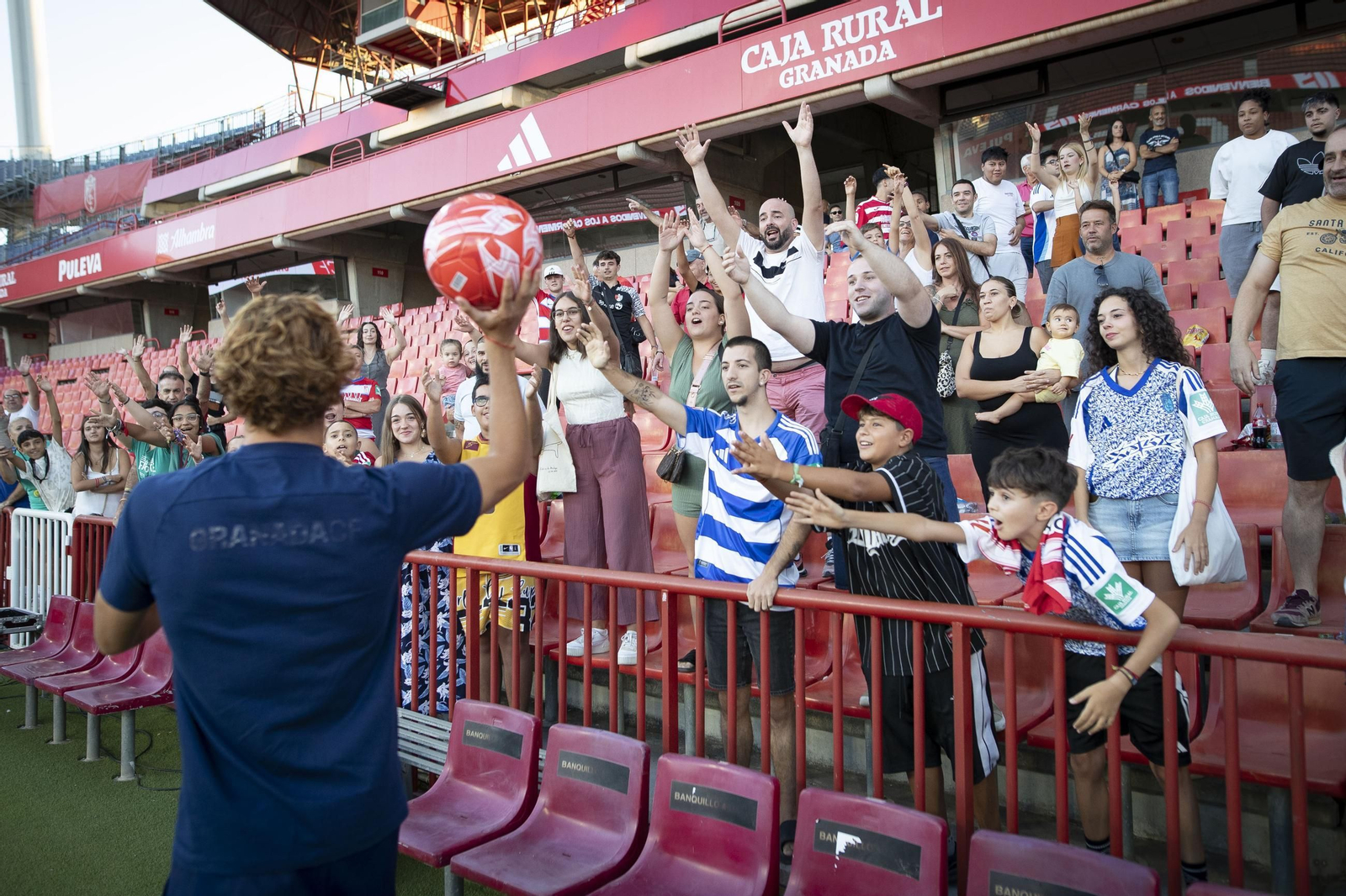 La presentación de los jugadores del Granada CF en imágenes