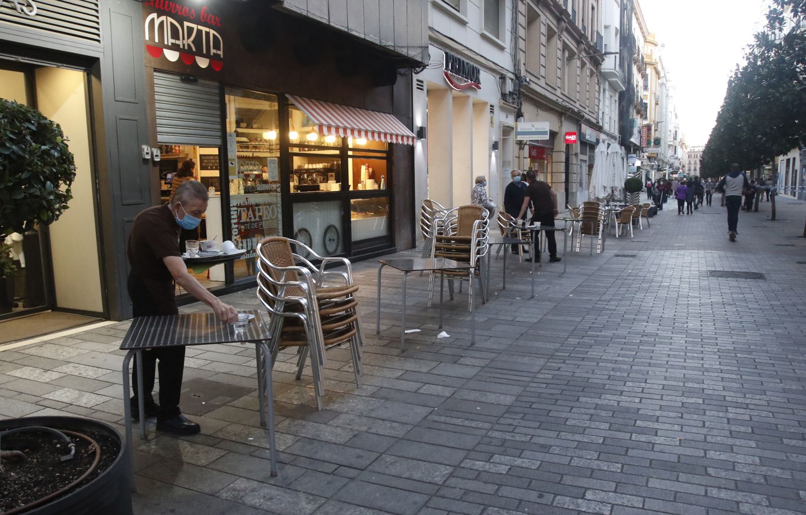 La primera tarde de cierre de bares y comercio en Córdoba, en fotografías