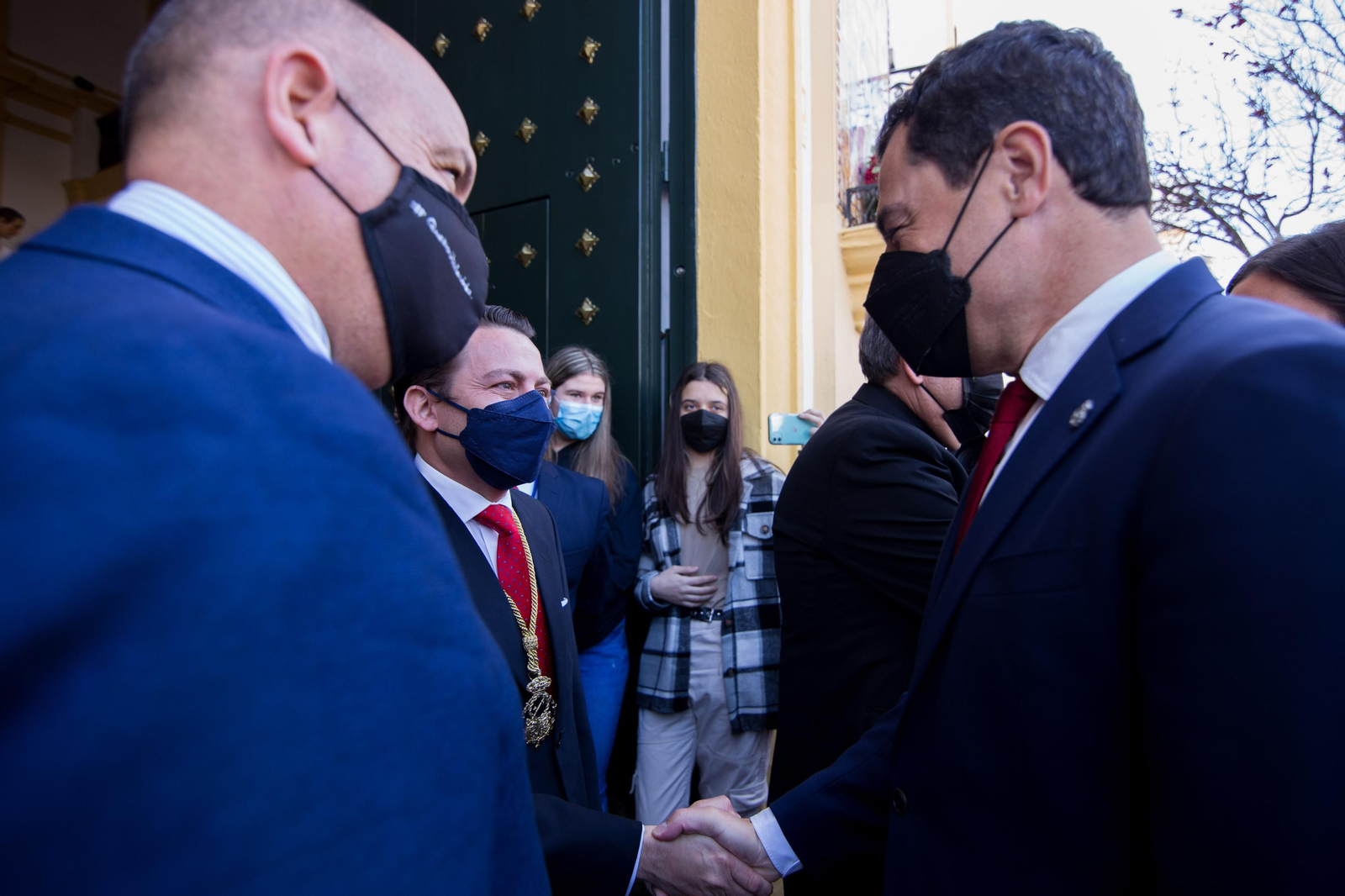 Así ha sido la visita del presidente de la Junta a las hermandades del Lunes Santo de San Fernando