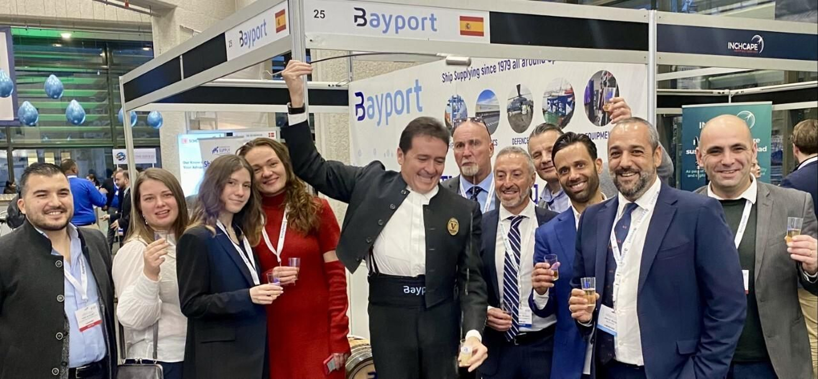 Jesús Rubiales, responsables de Bayport, Jesús Barba, Sebastián Montero, Andy Mathison, clientes y visitantes.