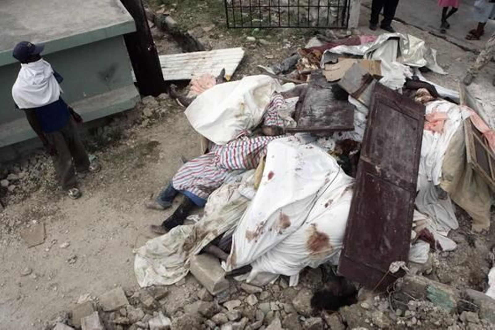Decenas de personas son arrojadas en la fosa común del cementerio Raete de Freire de Puerto Príncipe.

Foto: Agencias