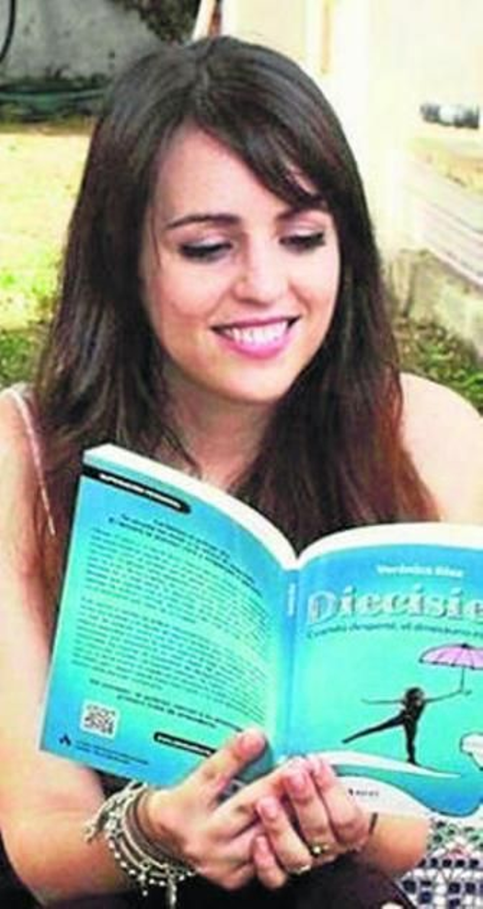 Verónica Díaz con su novela.