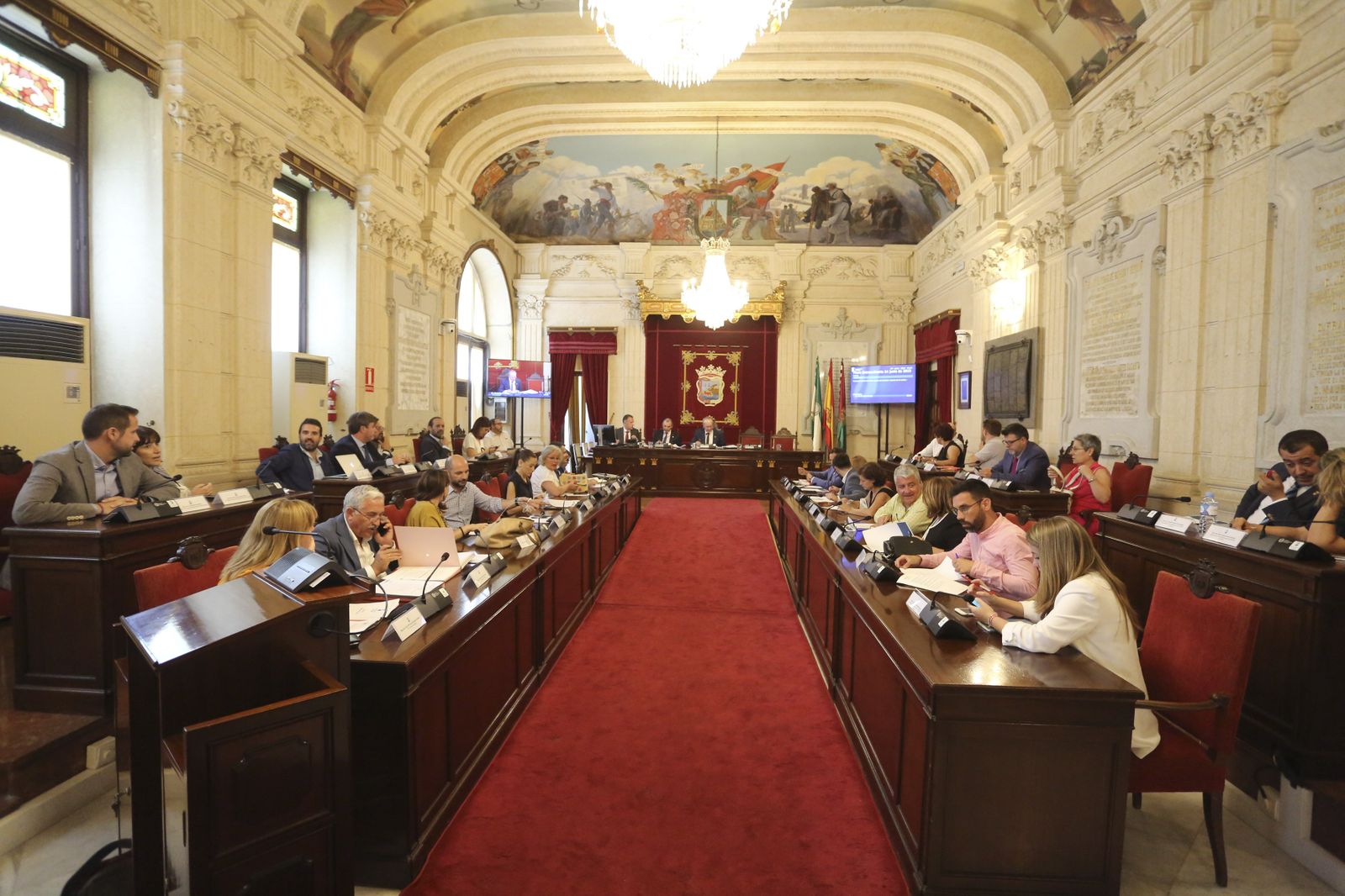Imagen de la nueva Corporación municipal en el Ayuntamiento de Málaga.