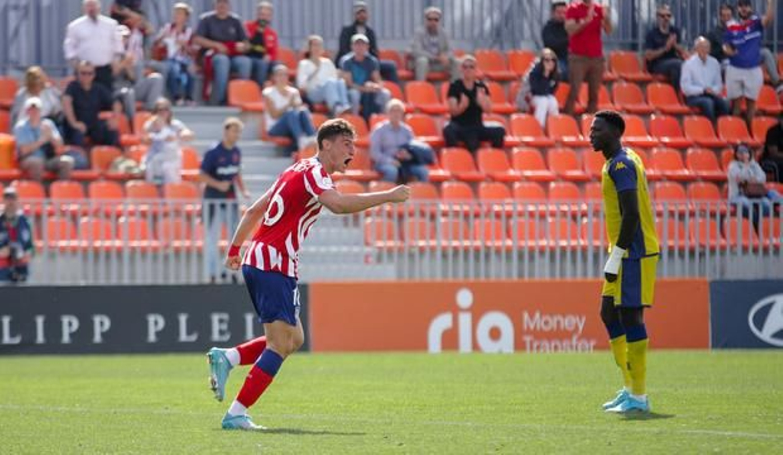El delantero Javi Cueto celebra un gol con el Atlético B.