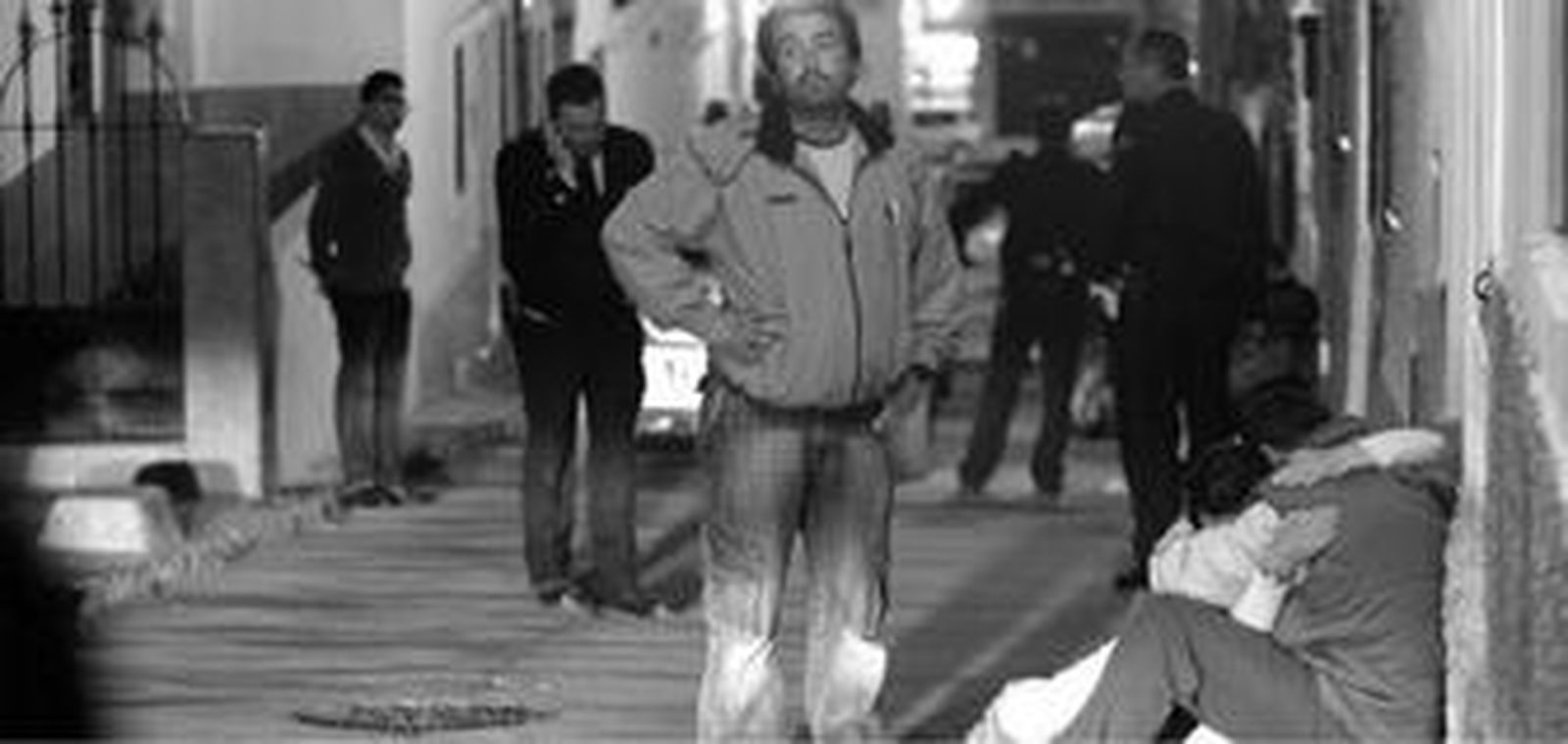 Hijos de la víctima, abrazados en el suelo, muy próximos al domicilio donde fue hallado el cadáver de M. G. S., anoche en Torresoto.