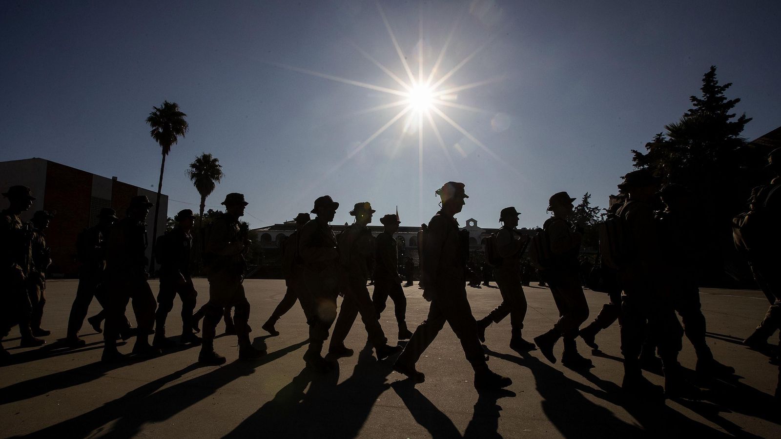 Alumnos del Centro de Formación de Tropa número dos (CEFOT-2) de Camposoto se dirigen a su compañia tras la instrucción.